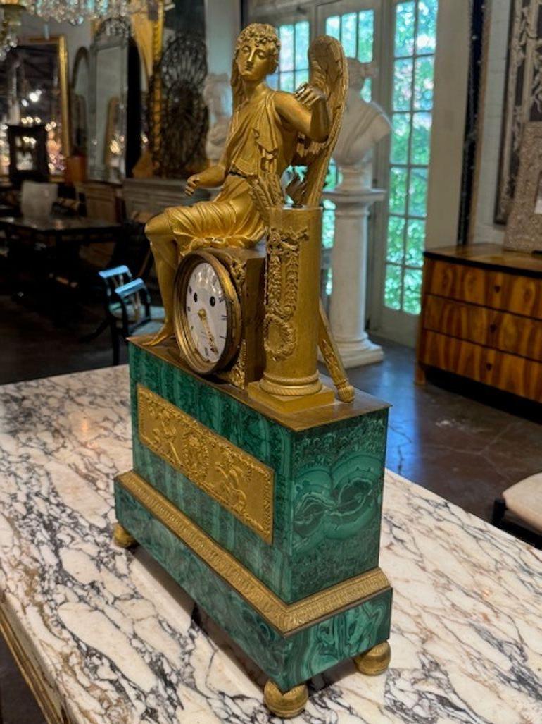 Francese Orologio figurato d'epoca francese Impero in malachite e ormolo in vendita