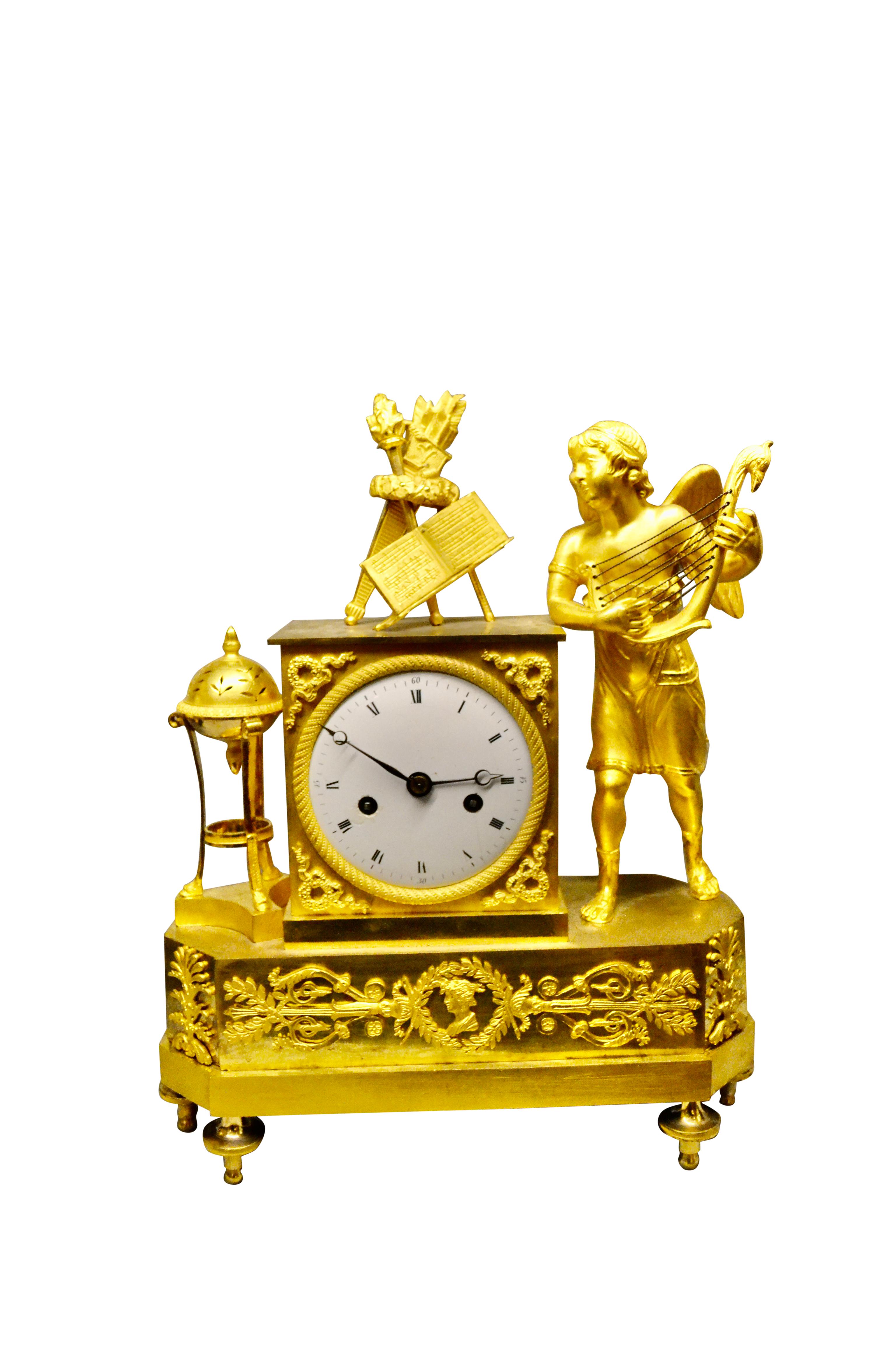 Eine hochwertige ziselierte und vergoldete französische Empire-Manteluhr, die einen stehenden geflügelten Amor auf der rechten Seite des Uhrensockels darstellt, der eine Laute spielt.  Er schaut nach rechts und liest seine Noten und andere Elemente