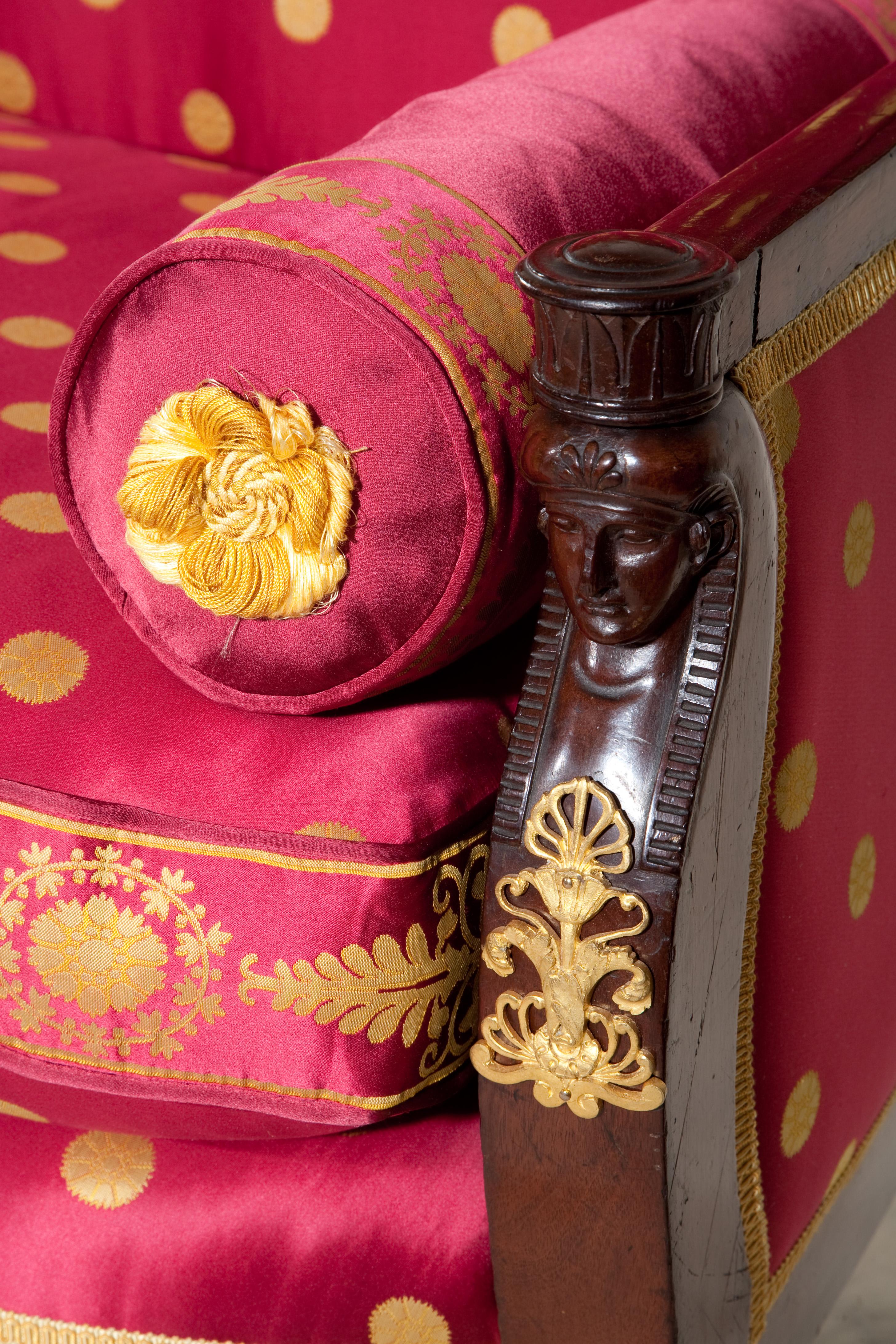 Period French Empire Settee in Red Silk Damask Attributed to Jacob In Good Condition In Vancouver, British Columbia