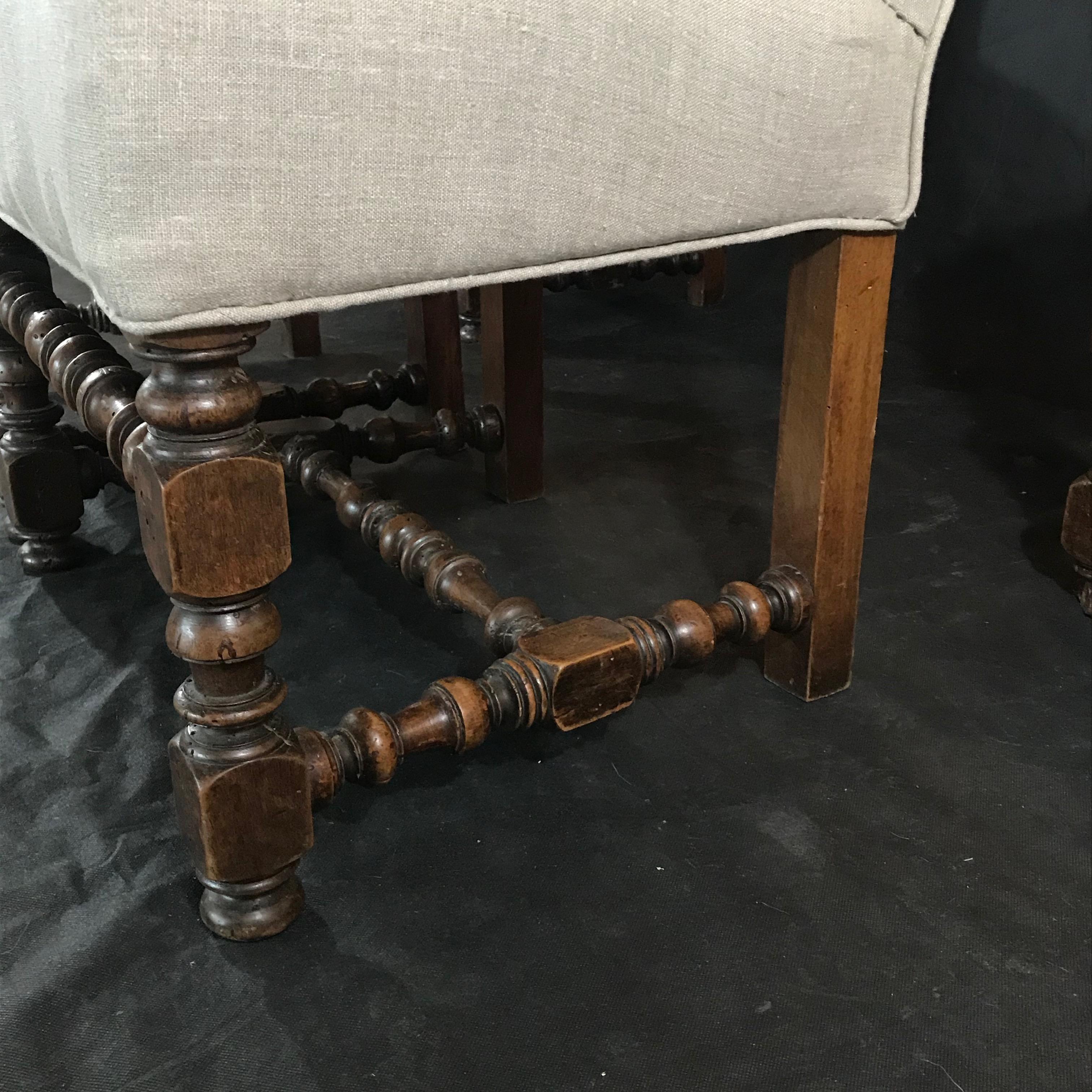 Ensemble de quatre chaises de salle à manger d'époque fin XVIIIe siècle William et Mary en noyer avec de fabuleux pieds tournés et des brancards, nouvellement tapissés et mis à jour.
Mesures : Siège 17.5