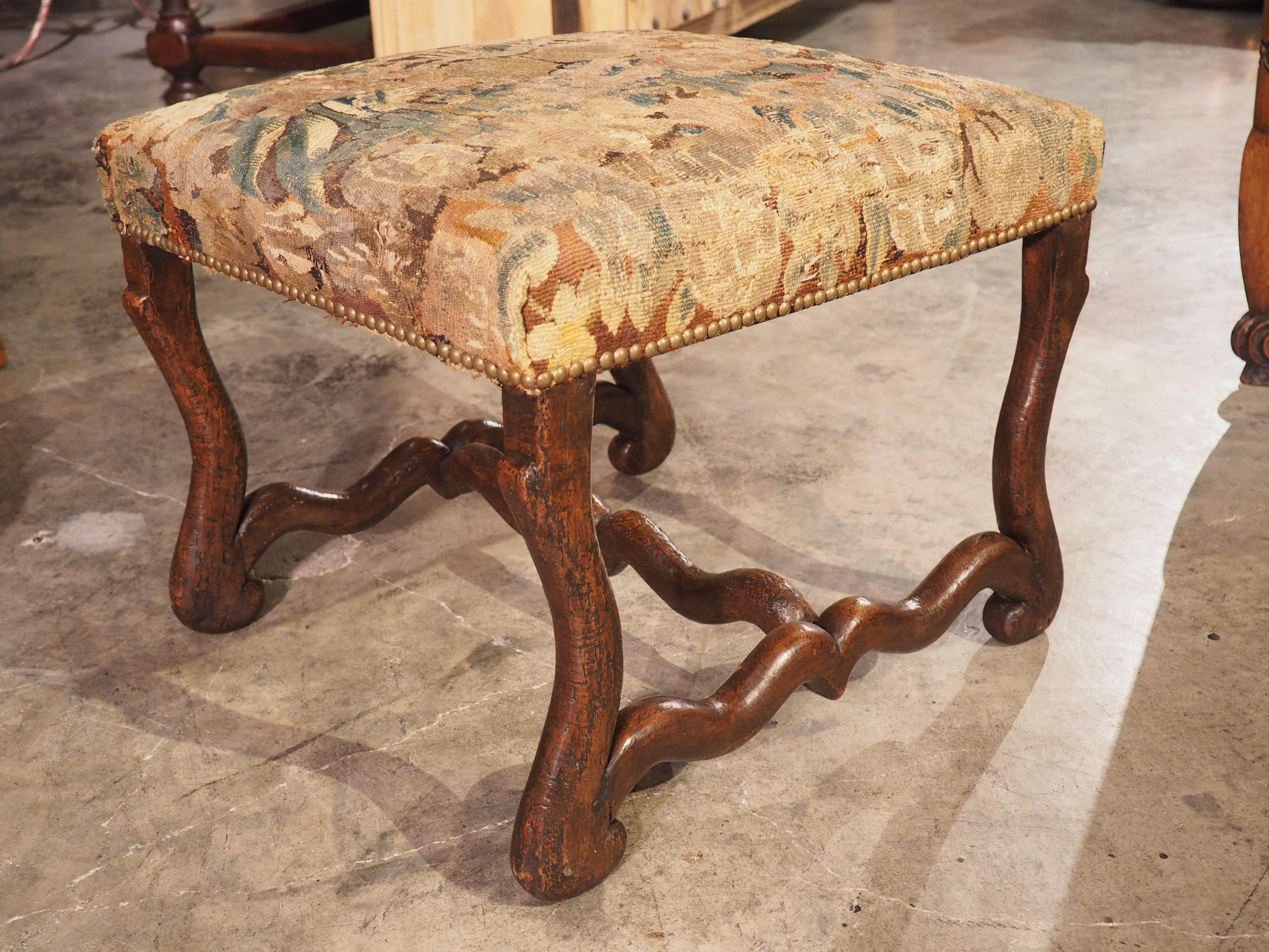 Period French Louis XIV Walnut Wood and Tapestry Os de Mouton Tabouret In Good Condition In Dallas, TX