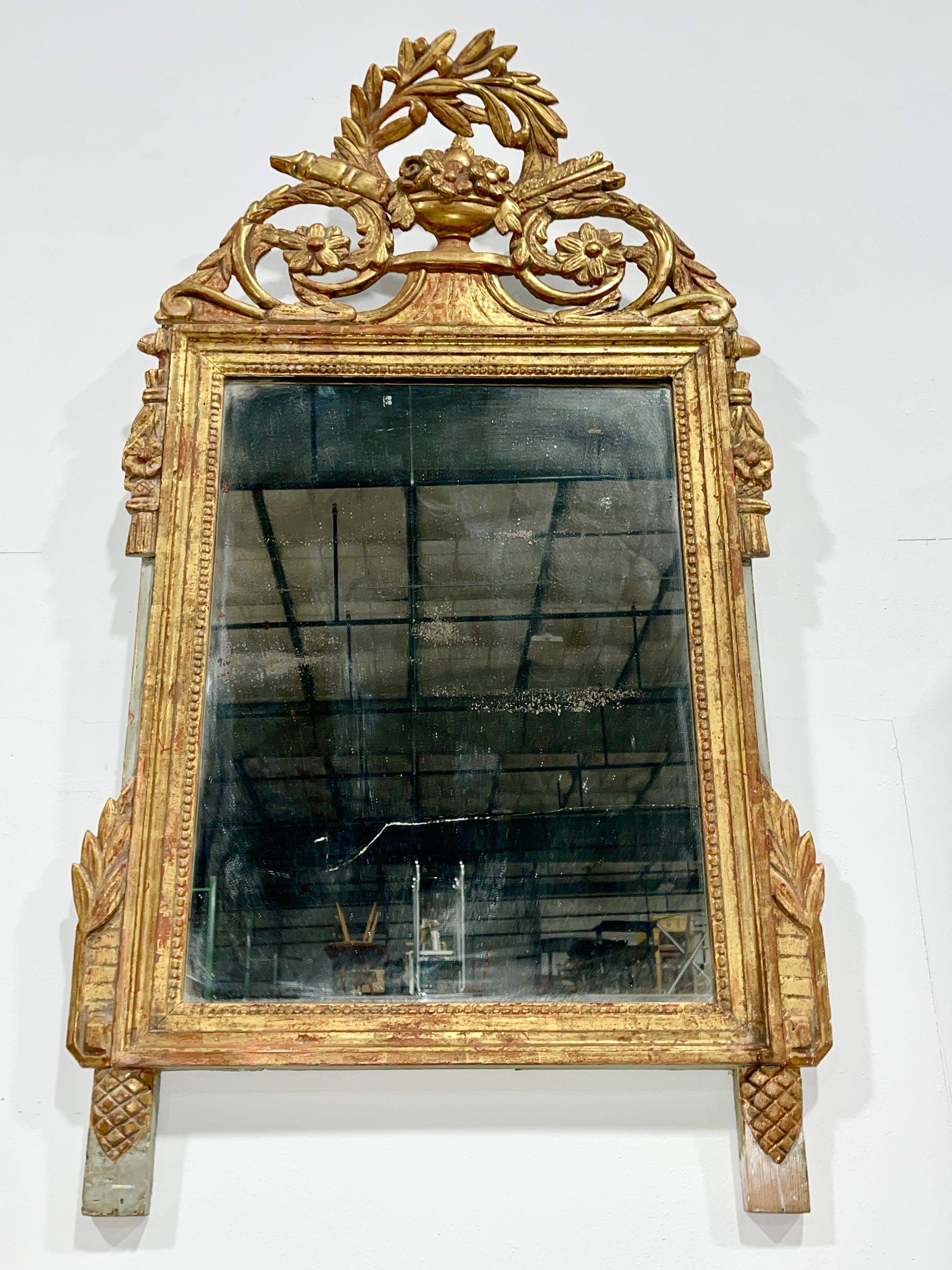 Miroir français d'époque Louis XVI en bois doré Bon état - En vente à Hanover, MA