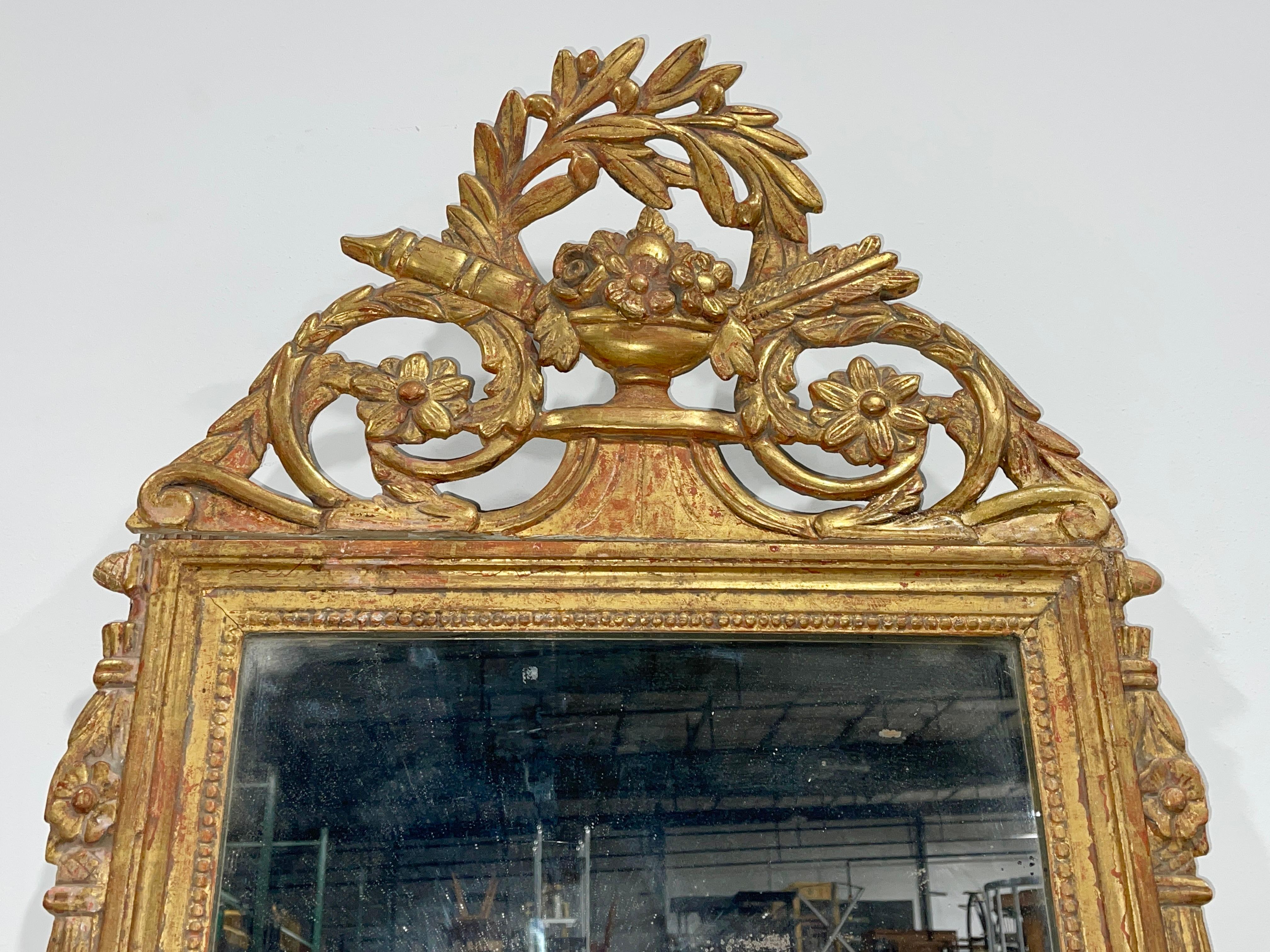 XVIIIe siècle et antérieur Miroir français d'époque Louis XVI en bois doré en vente
