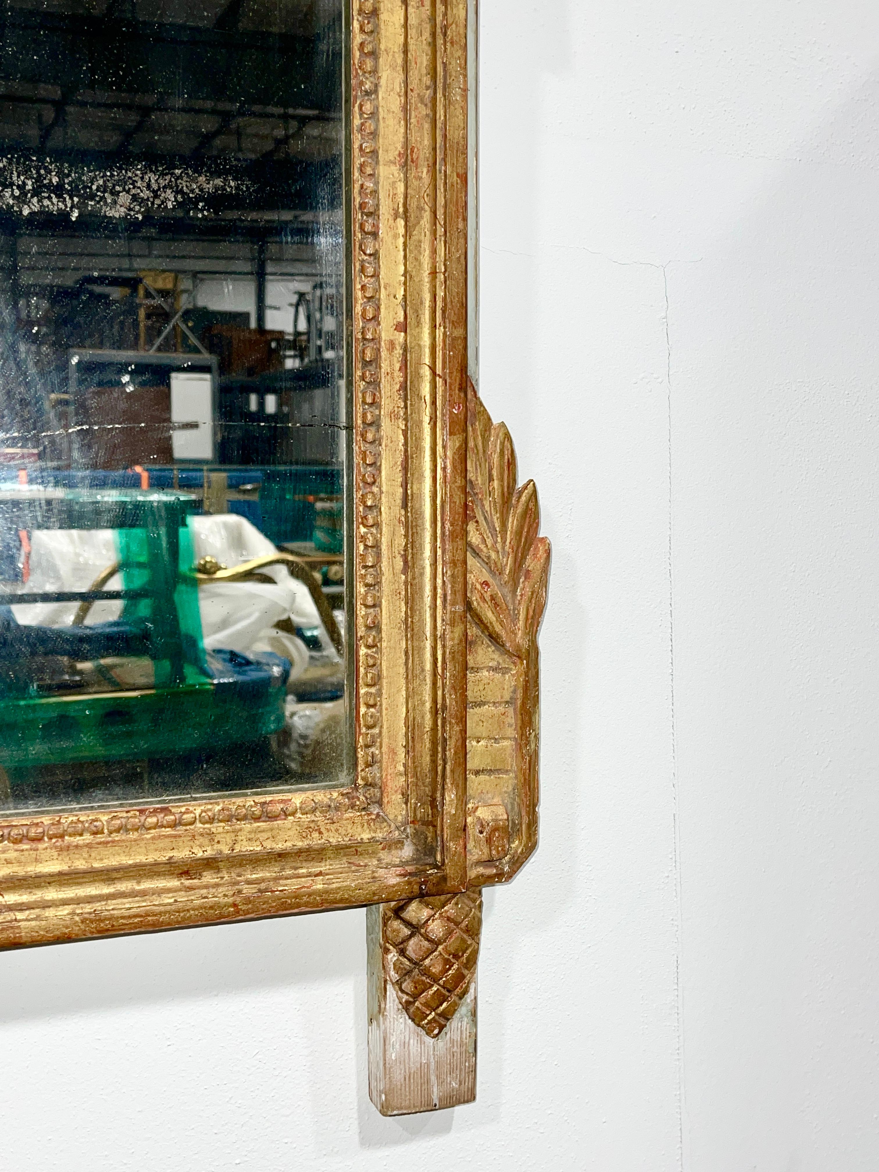 Miroir français d'époque Louis XVI en bois doré en vente 1