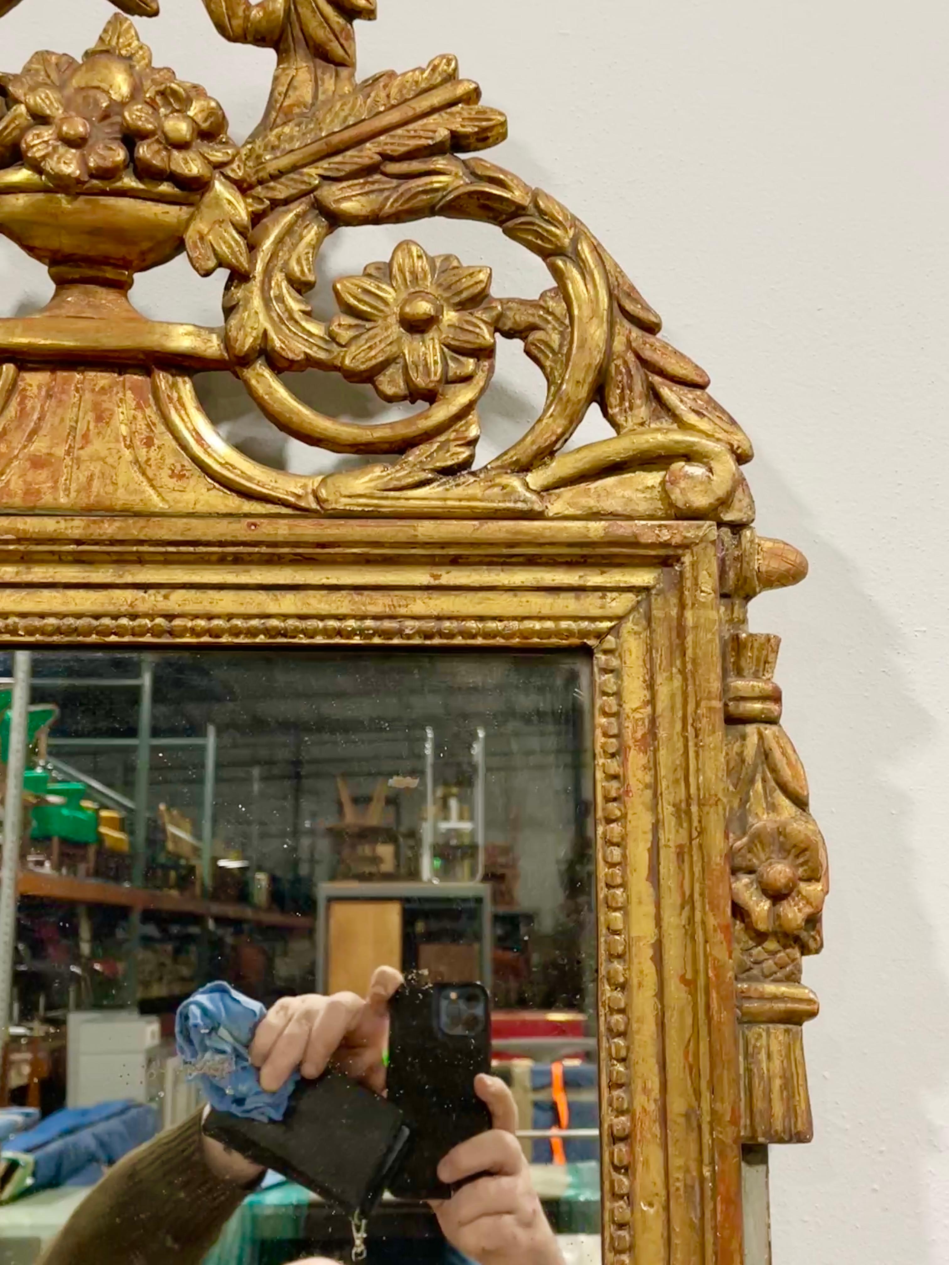 Miroir français d'époque Louis XVI en bois doré en vente 2
