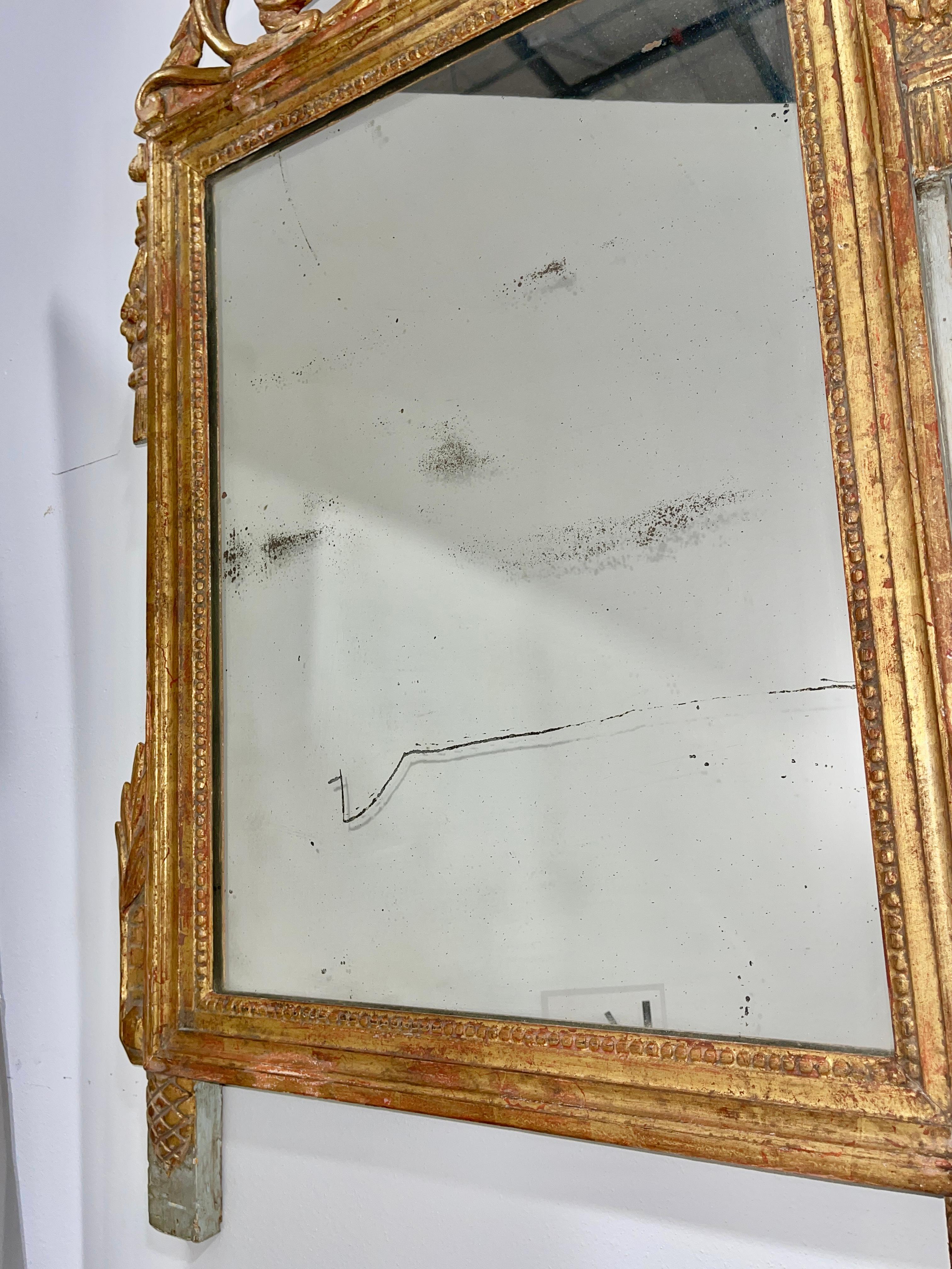 Miroir français d'époque Louis XVI en bois doré en vente 4