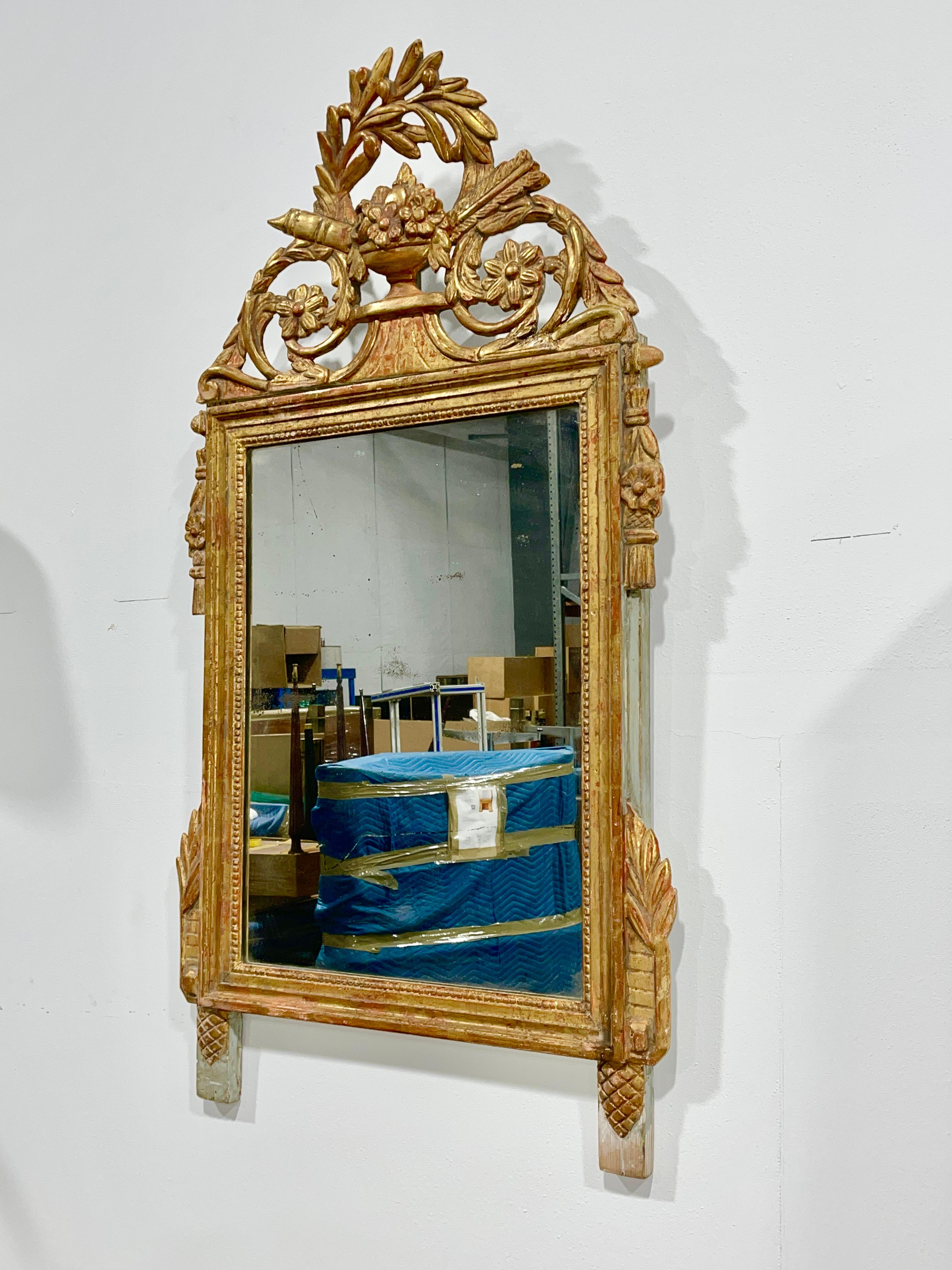 Miroir français d'époque Louis XVI en bois doré en vente 8