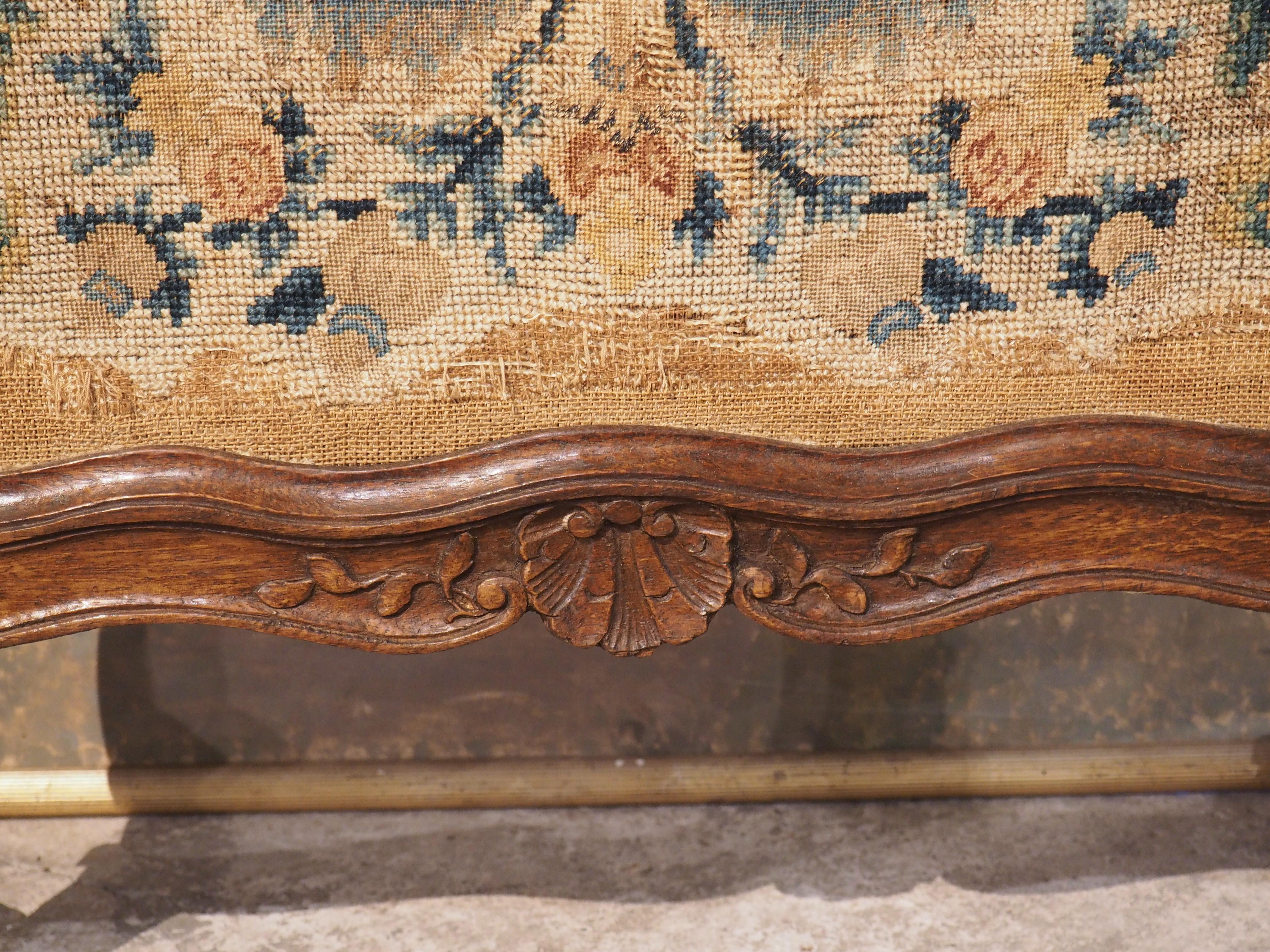 Period French Régence Firescreen with Needlepoint Inset, circa 1720 In Good Condition For Sale In Dallas, TX