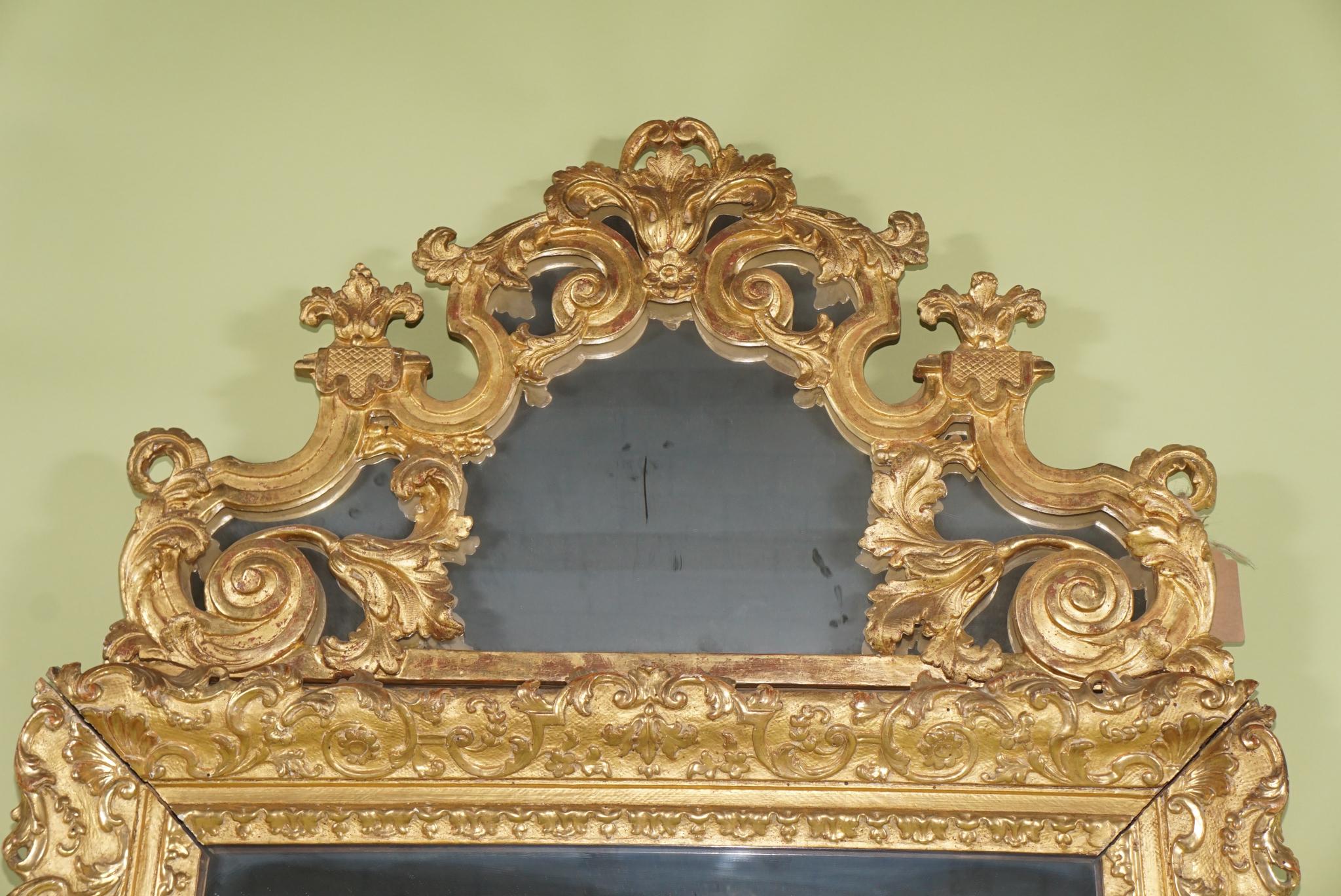 Französischer Regence-Rahmen/Spiegel aus vergoldetem und geschnitztem Holz, Periode der Zeit (Régence) im Angebot