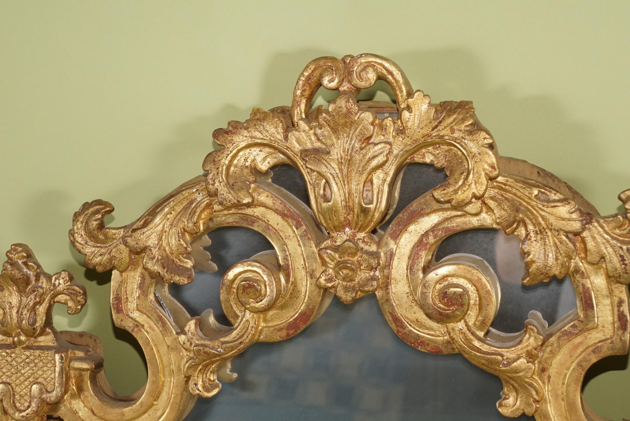 Französischer Regence-Rahmen/Spiegel aus vergoldetem und geschnitztem Holz, Periode der Zeit (Geschnitzt) im Angebot