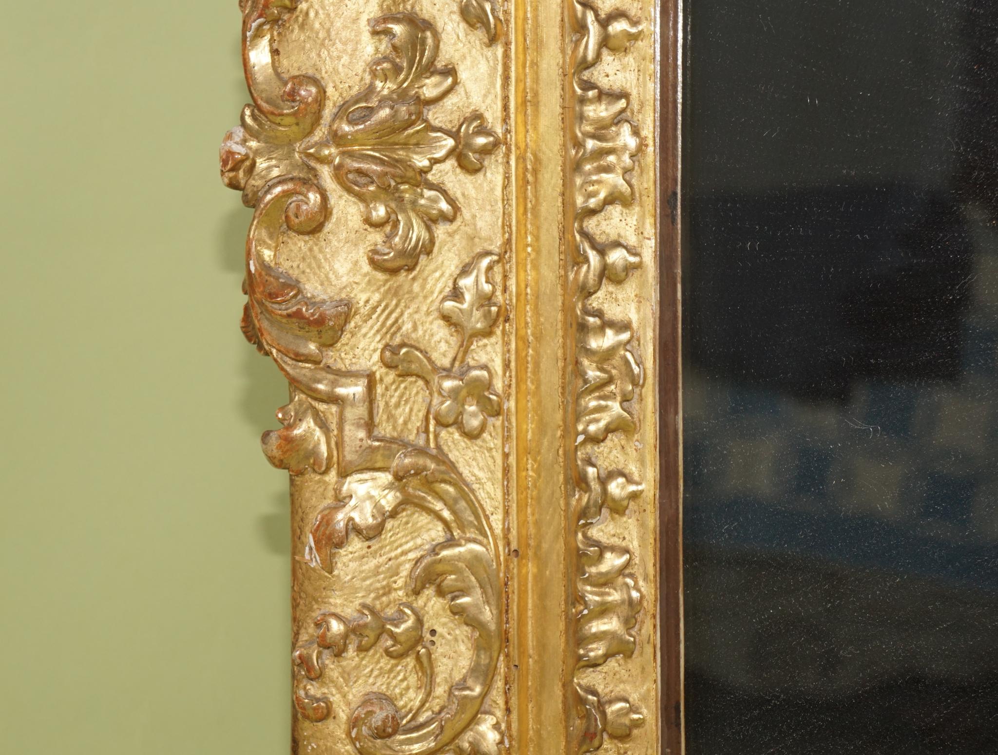 Cadre/miroir d'époque Régence française en bois sculpté et doré Bon état - En vente à Hudson, NY