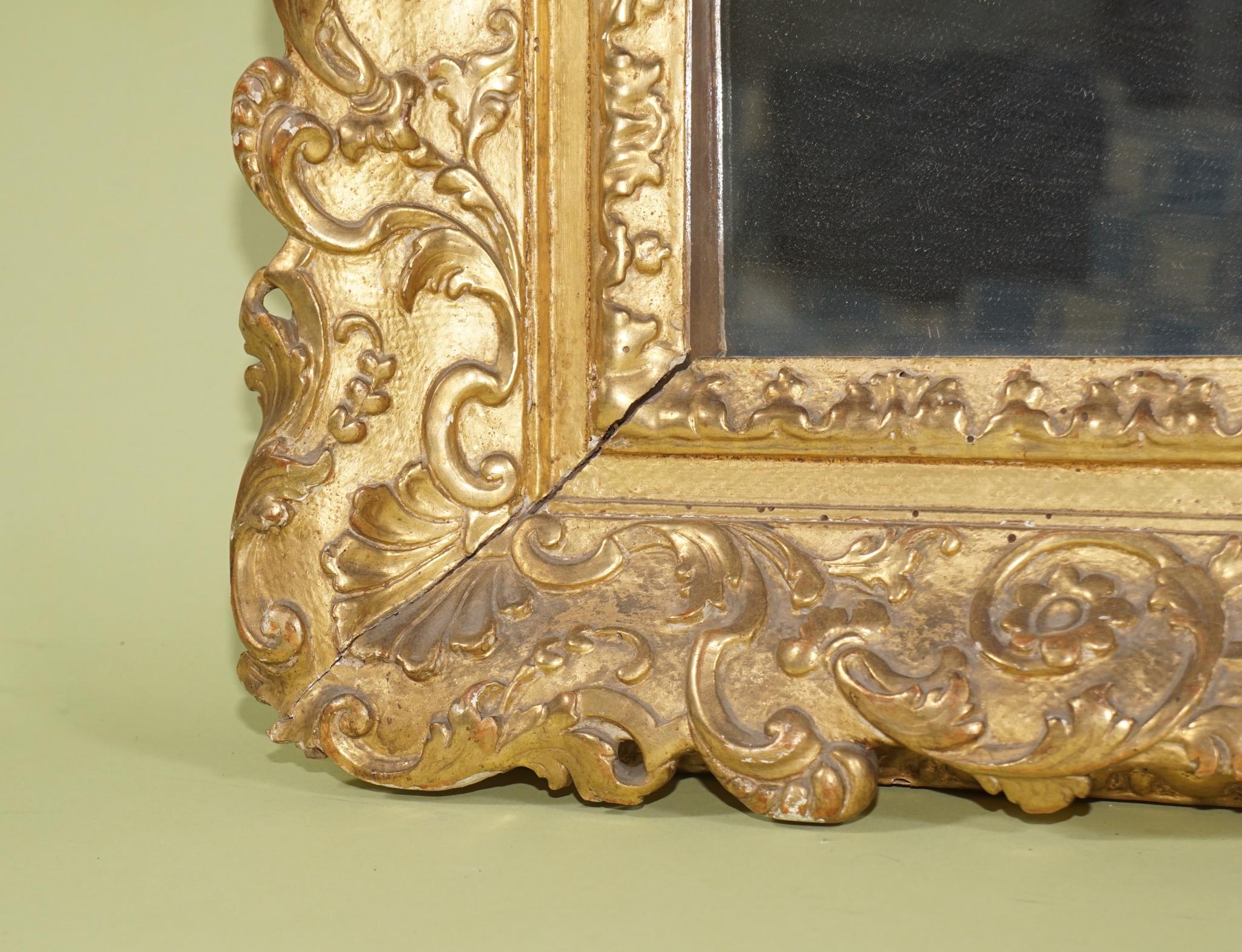 Französischer Regence-Rahmen/Spiegel aus vergoldetem und geschnitztem Holz, Periode der Zeit (18. Jahrhundert) im Angebot