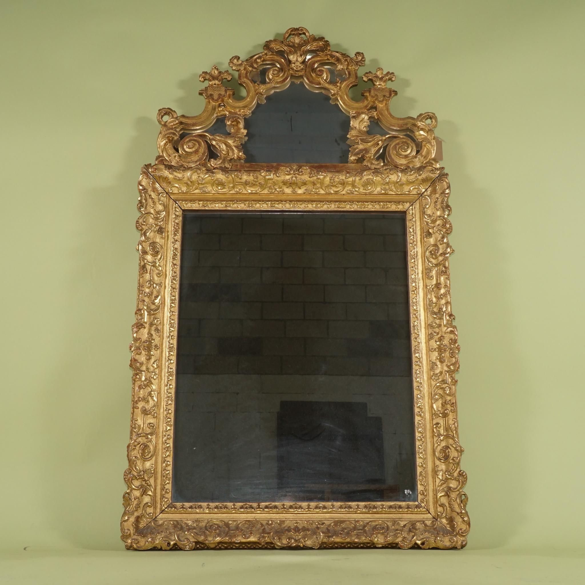 Französischer Regence-Rahmen/Spiegel aus vergoldetem und geschnitztem Holz, Periode der Zeit im Angebot 1