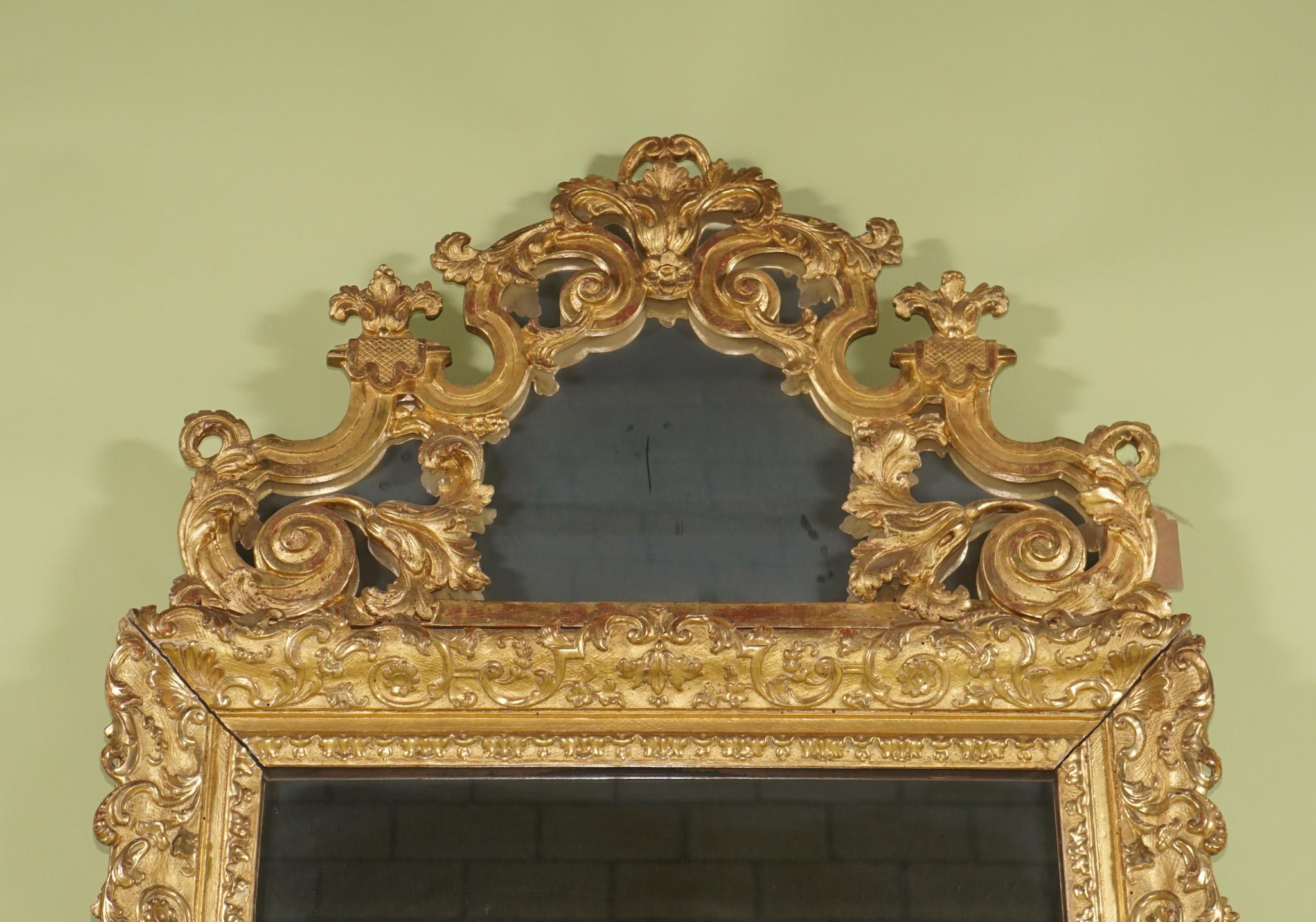 Französischer Regence-Rahmen/Spiegel aus vergoldetem und geschnitztem Holz, Periode der Zeit im Angebot 2