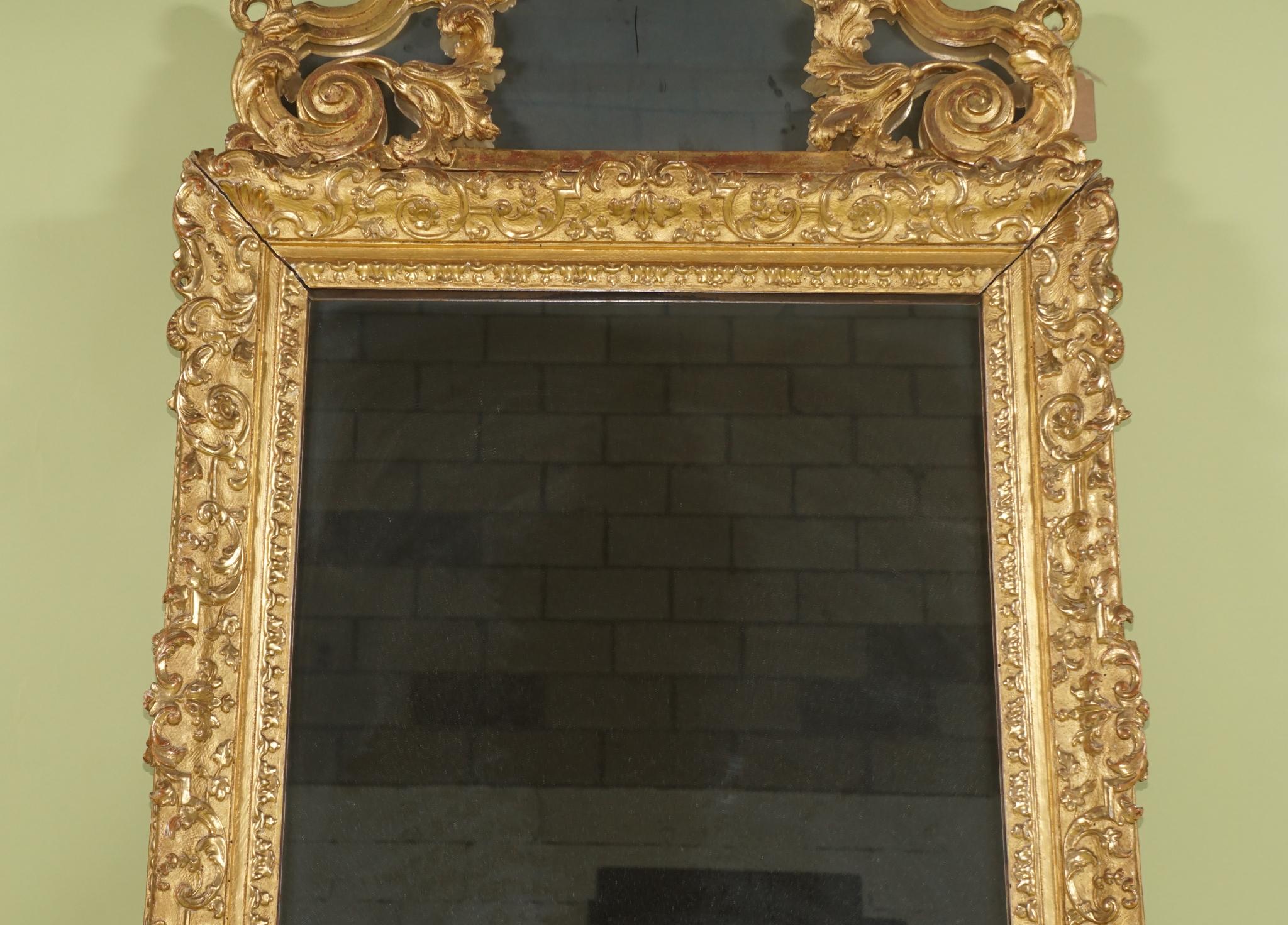 Französischer Regence-Rahmen/Spiegel aus vergoldetem und geschnitztem Holz, Periode der Zeit im Angebot 3