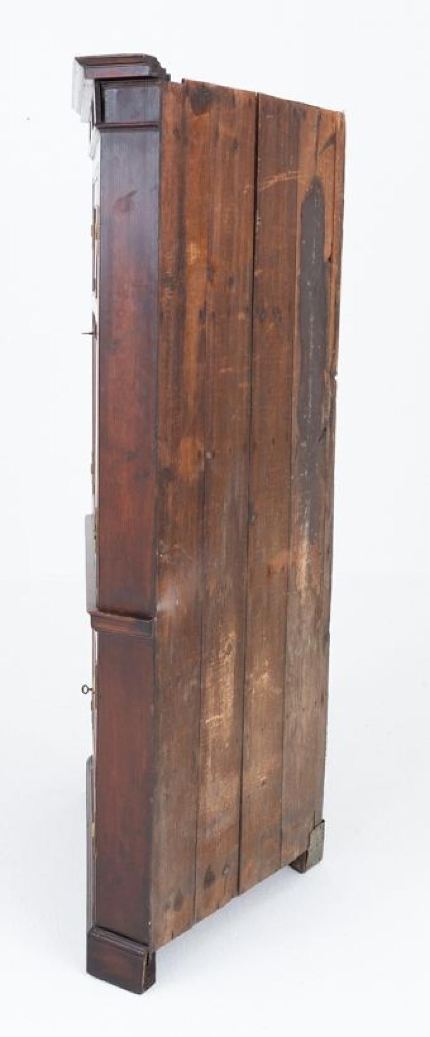 Armadio angolare con pannelli in Oak georgiano
Questo imponente mobile ad angolo è sollevato da una base a zoccolo.
La parte inferiore presenta 2 ante a pannelli con cerniere a 