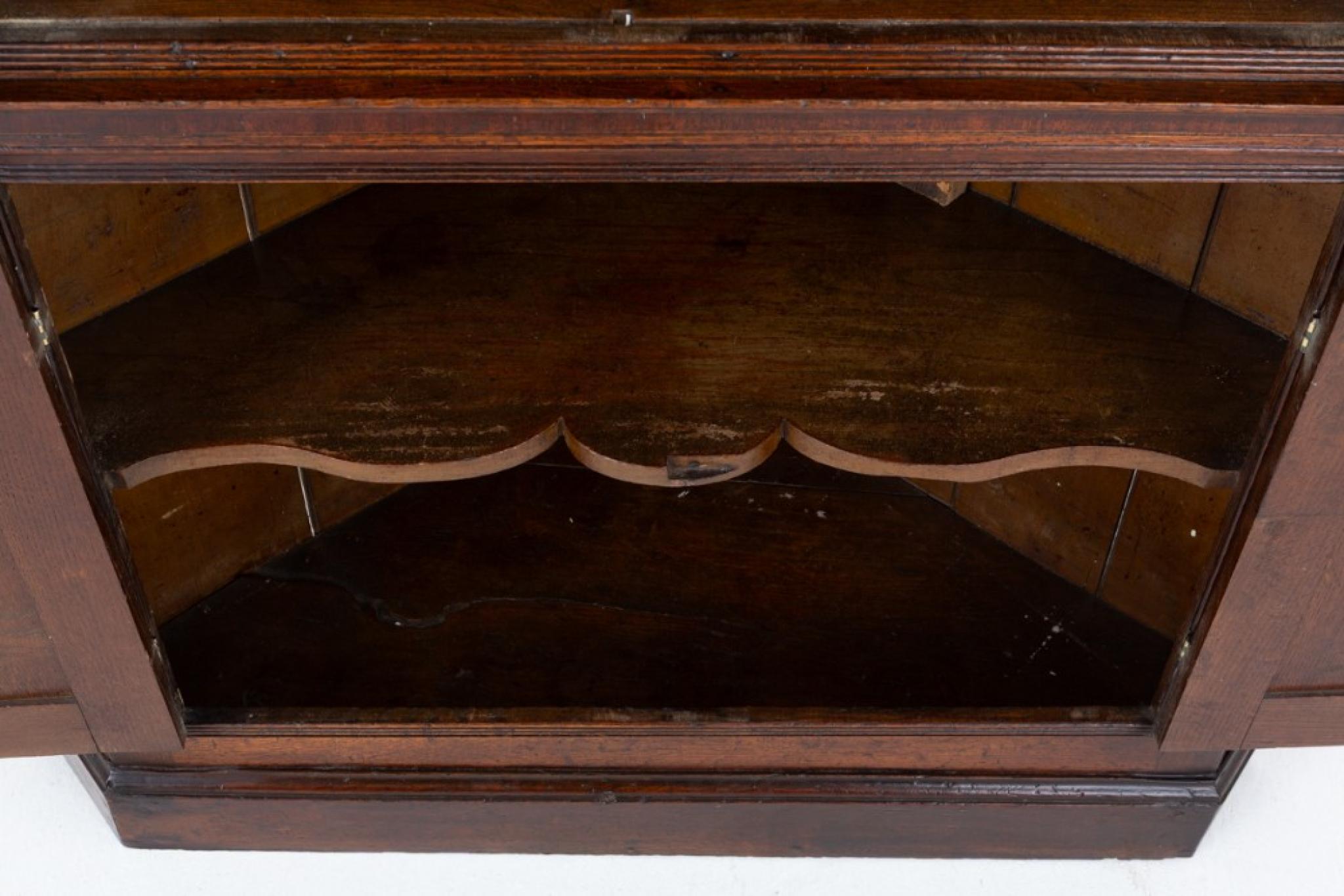 Mobile d'angolo georgiano d'epoca con pannelli in Oak In condizioni buone in vendita a Potters Bar, GB