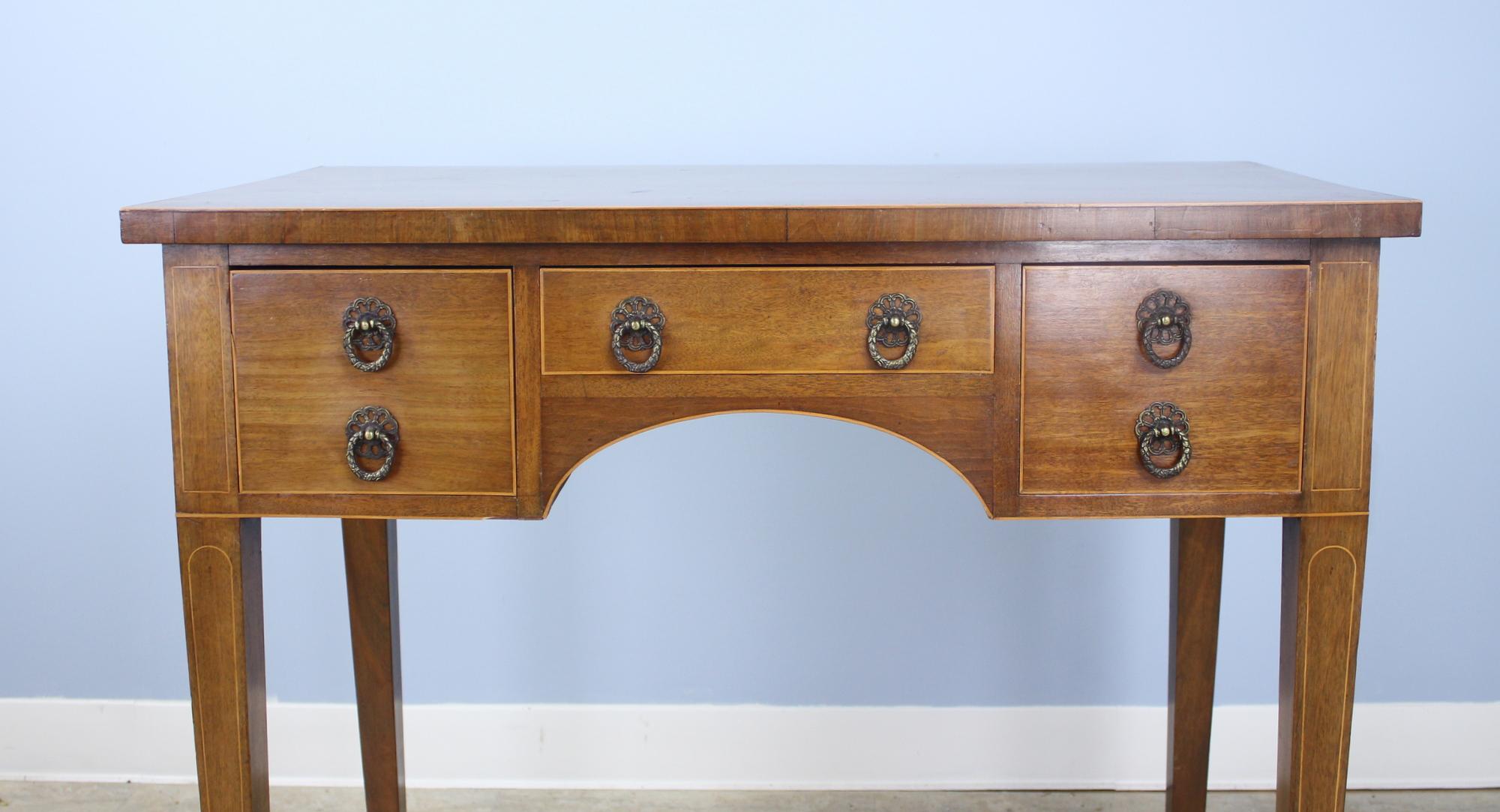 Period Georgian English Mahogany Lowboy In Good Condition In Port Chester, NY