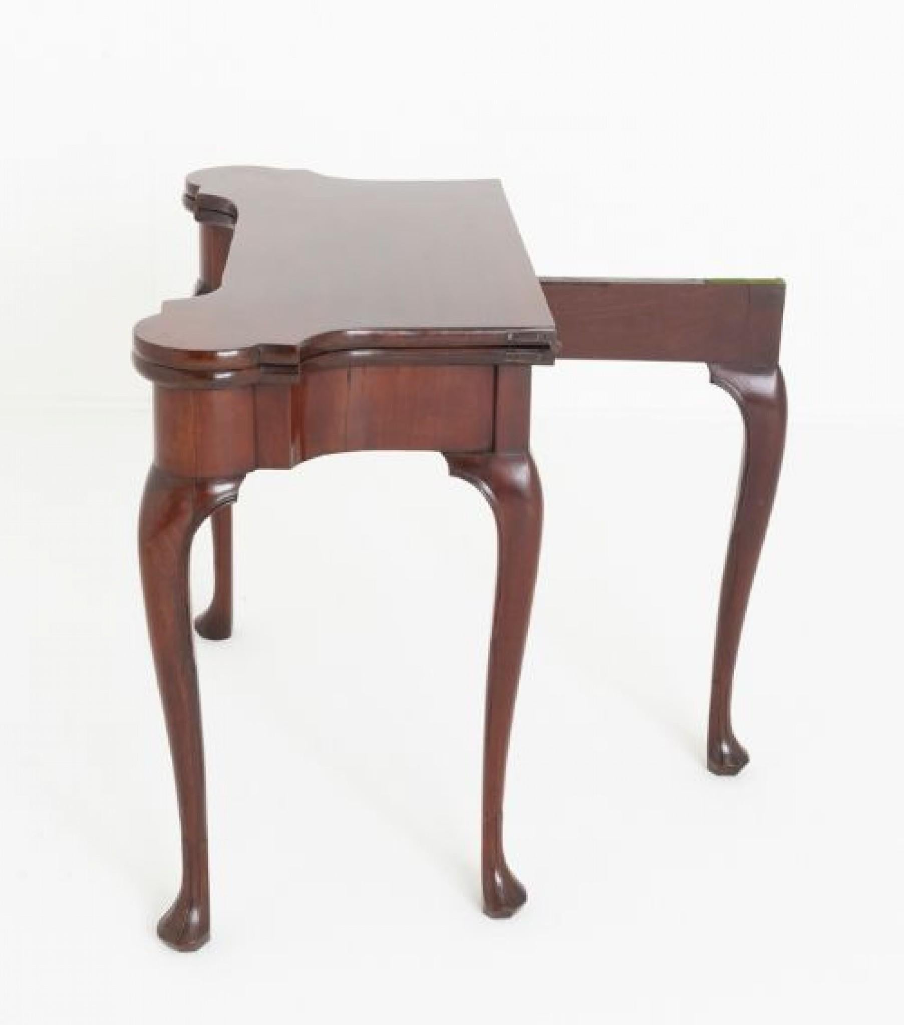 Estás viendo una magnífica mesa de juegos de caoba georgiana de época.
Periodo georgiano
Esta mesa de juegos se alza sobre patas cabriolé con pies almohadillados.
La parte superior de la mesa tiene forma y se abre para revelar una zona de juego de