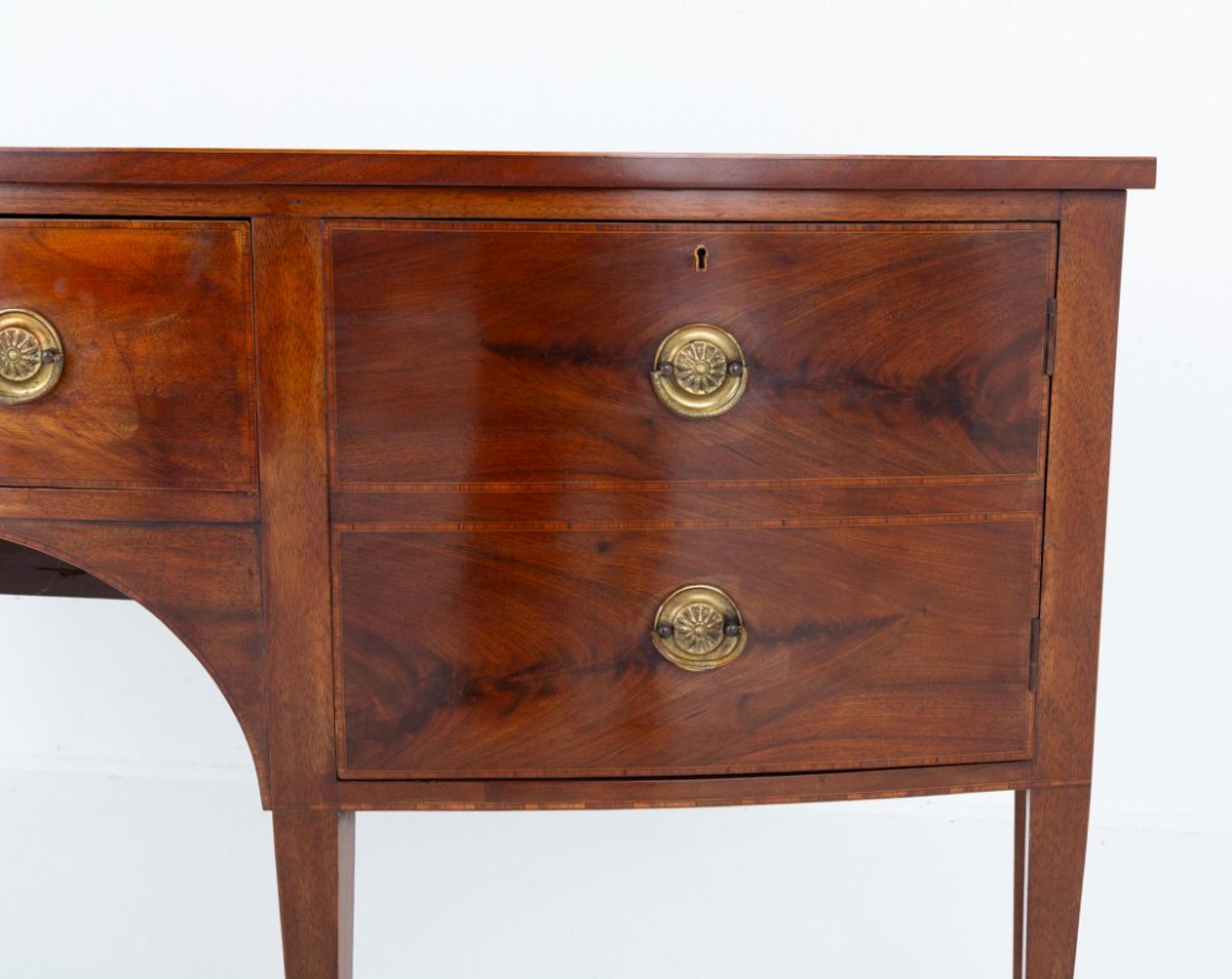 Zeitgenössisches georgianisches Sideboard Bow Server Mahagoni

Anrichte aus georgianischem Mahagoni
Diese Anrichte steht auf 6 spitz zulaufenden Beinen mit Spatenfüßen
Die Anrichte hat eine Anordnung von 1 mahagonigefütterten Schubladen, die von
