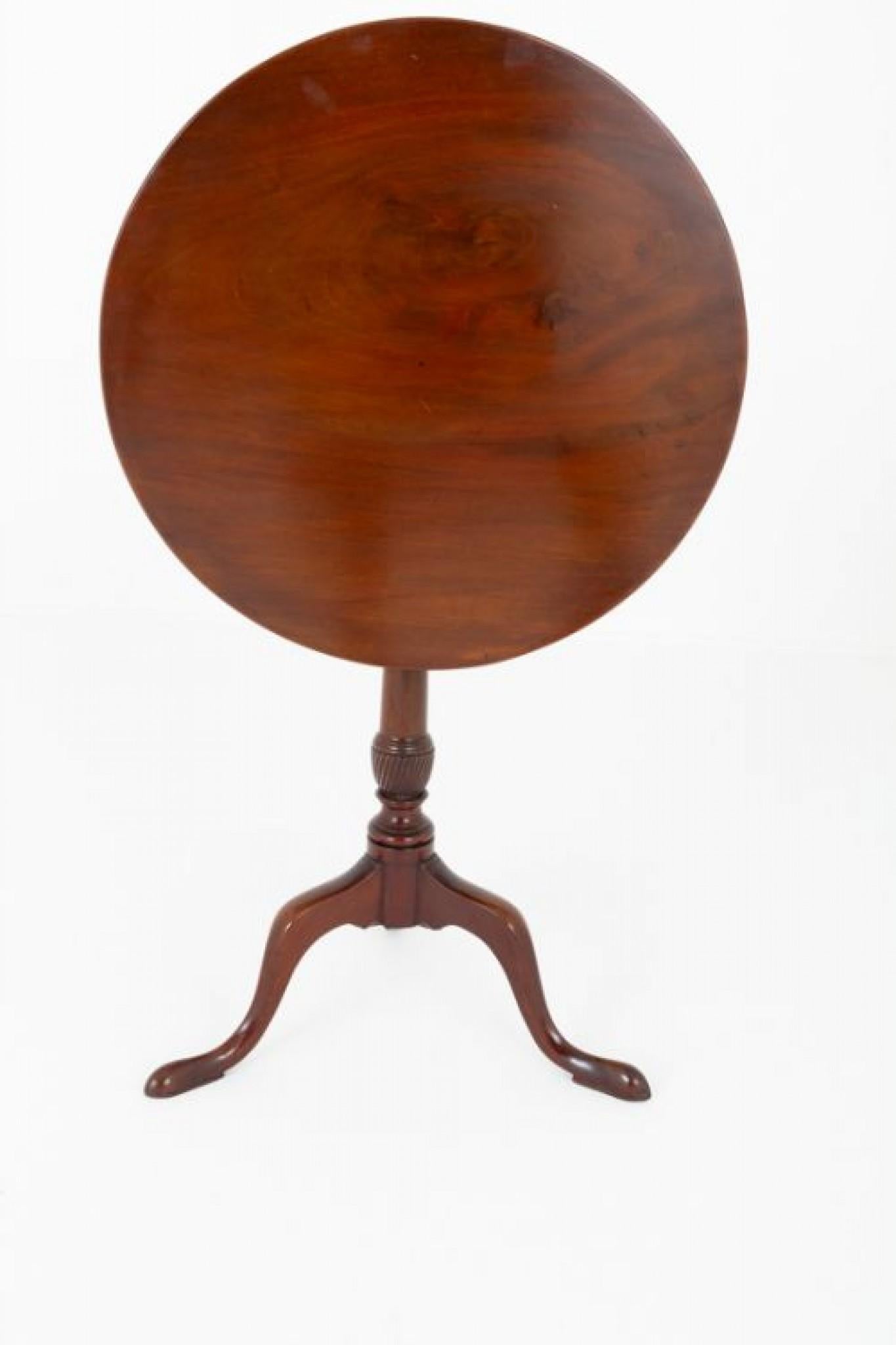 Tavolo da vino georgiano in mogano.
Circa 1800
Questo tavolo da vino si regge su gambe a spazzola con piedi a pad e una colonna tornita e scanalata.
Il piano del tavolo è inclinabile.
Presentato in buone condizioni