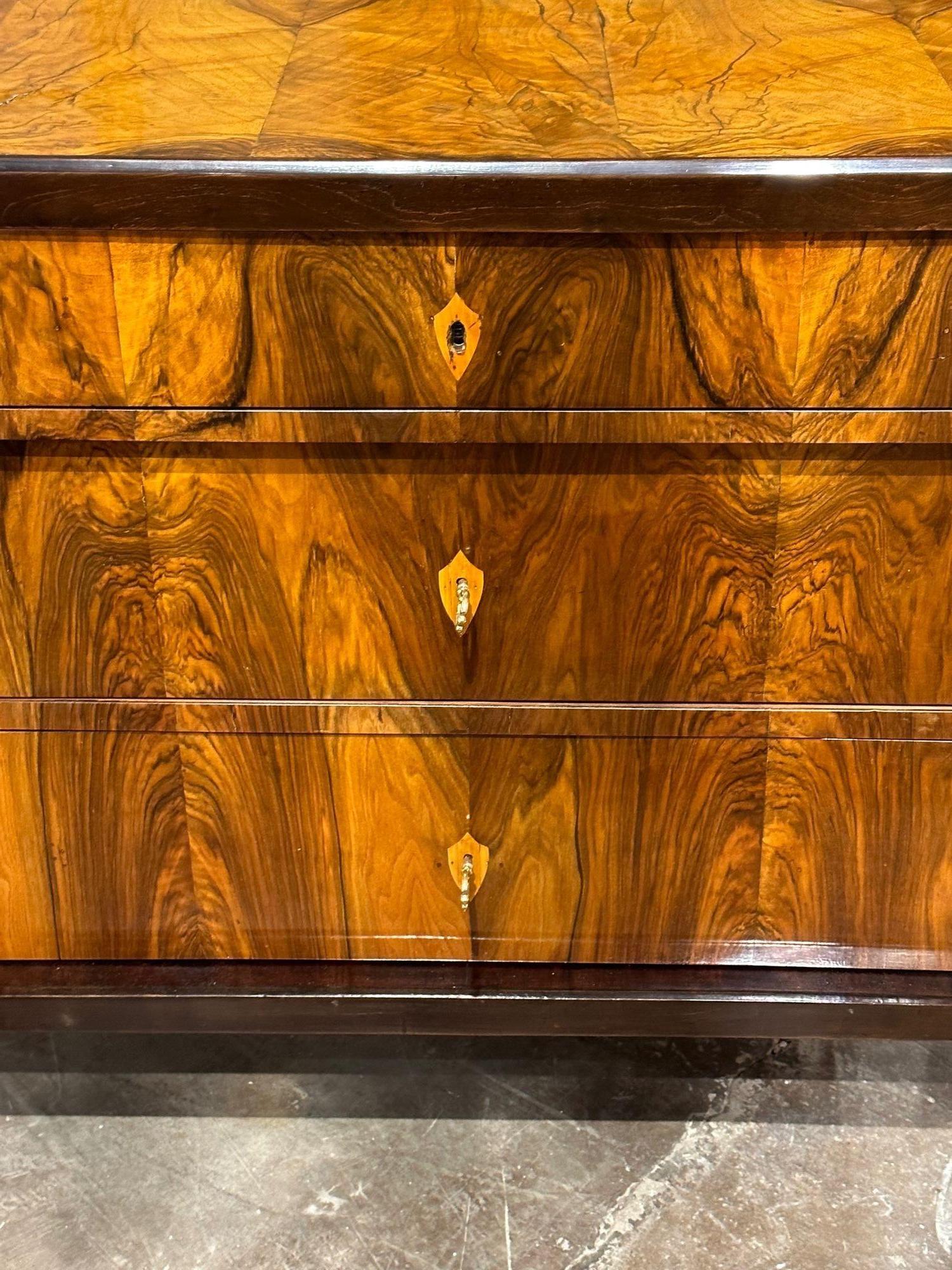 Commode Biedermeier tedesco d'epoca In condizioni buone in vendita a Dallas, TX