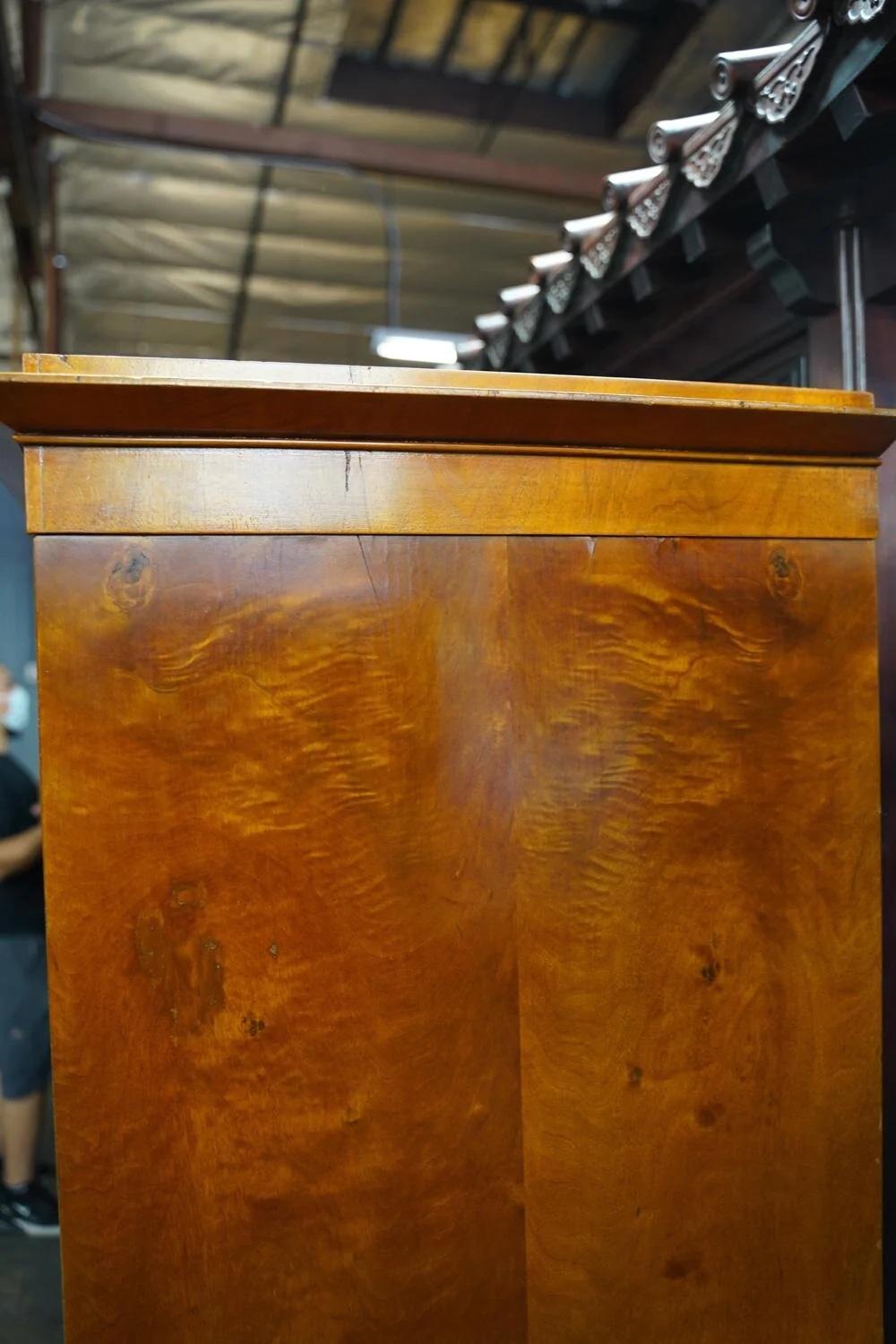 Fait main Ancienne armoire Biedermeier allemande d'époque en bois fruitier vernissé datant d'environ 1820 en vente