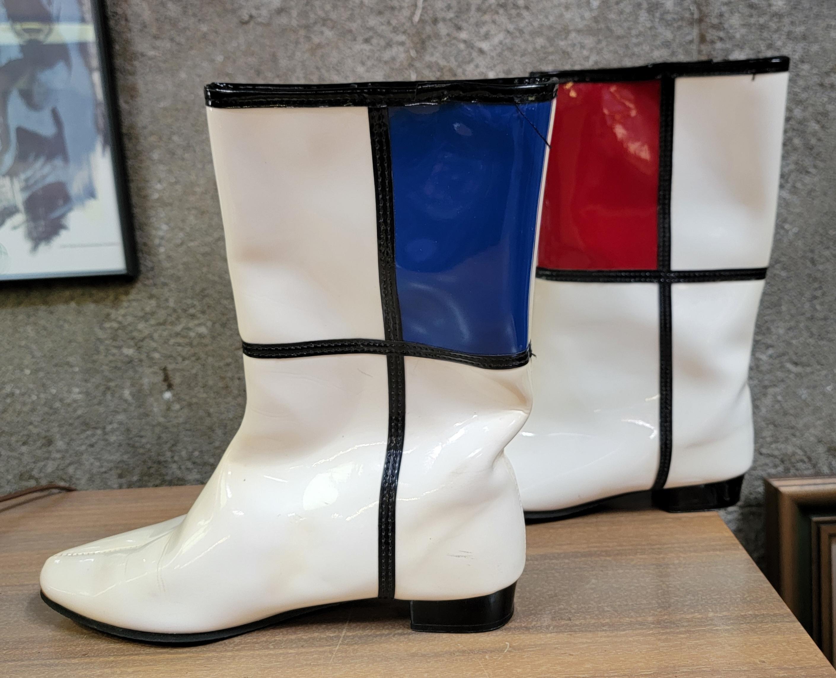 Un par de botas vintage Mod Go-Go. circa. 1960's. Color base blanco con rectángulos rojos y azules. Observa que la parte blanca de la parte inferior de los zapatos está descolorida. Etiqueta con la talla 7 1/2. No estoy 100% segura del país de