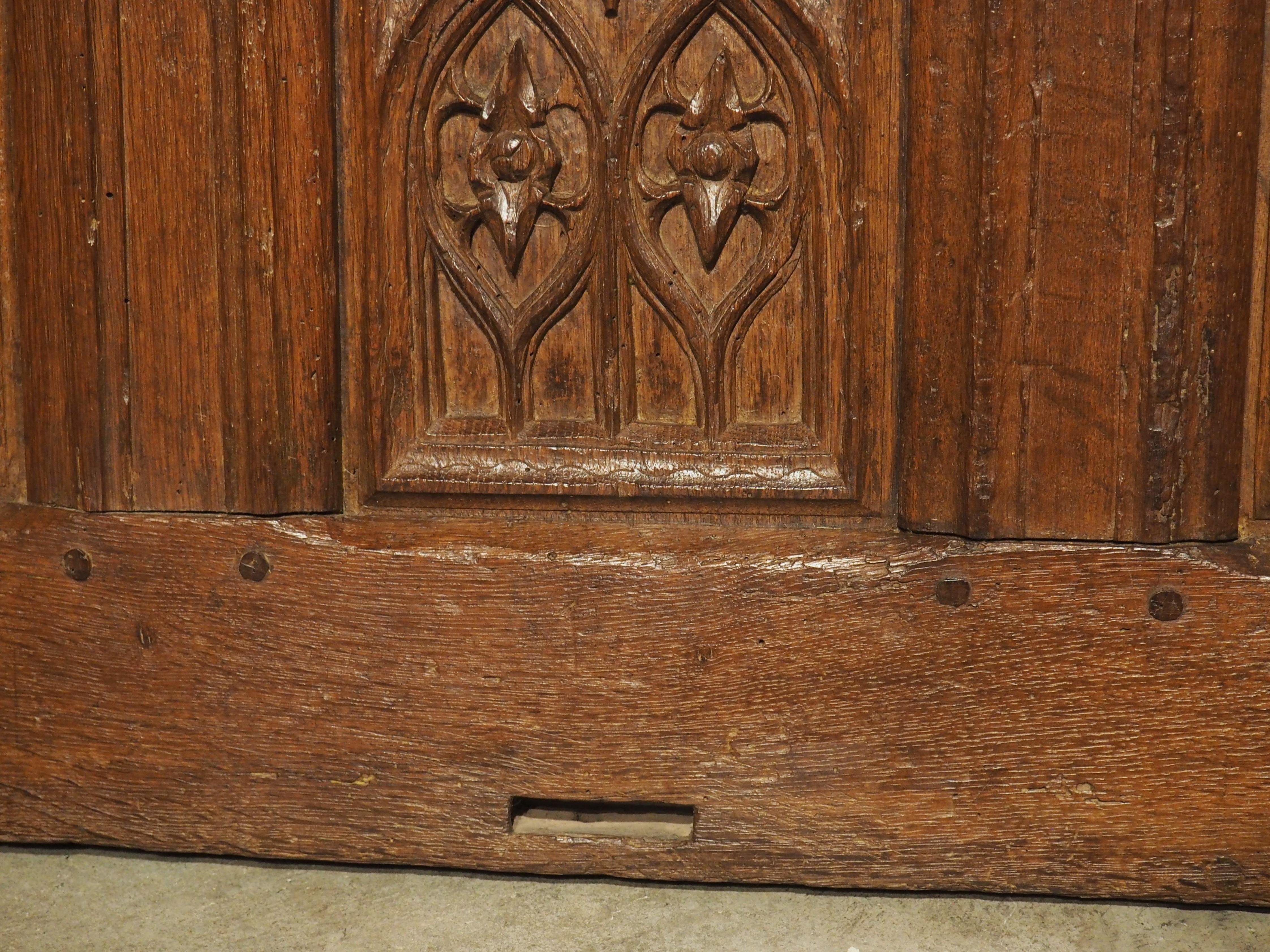 Façade de coffre en chêne d'époque gothique de Picardie France, vers 1550 en vente 4