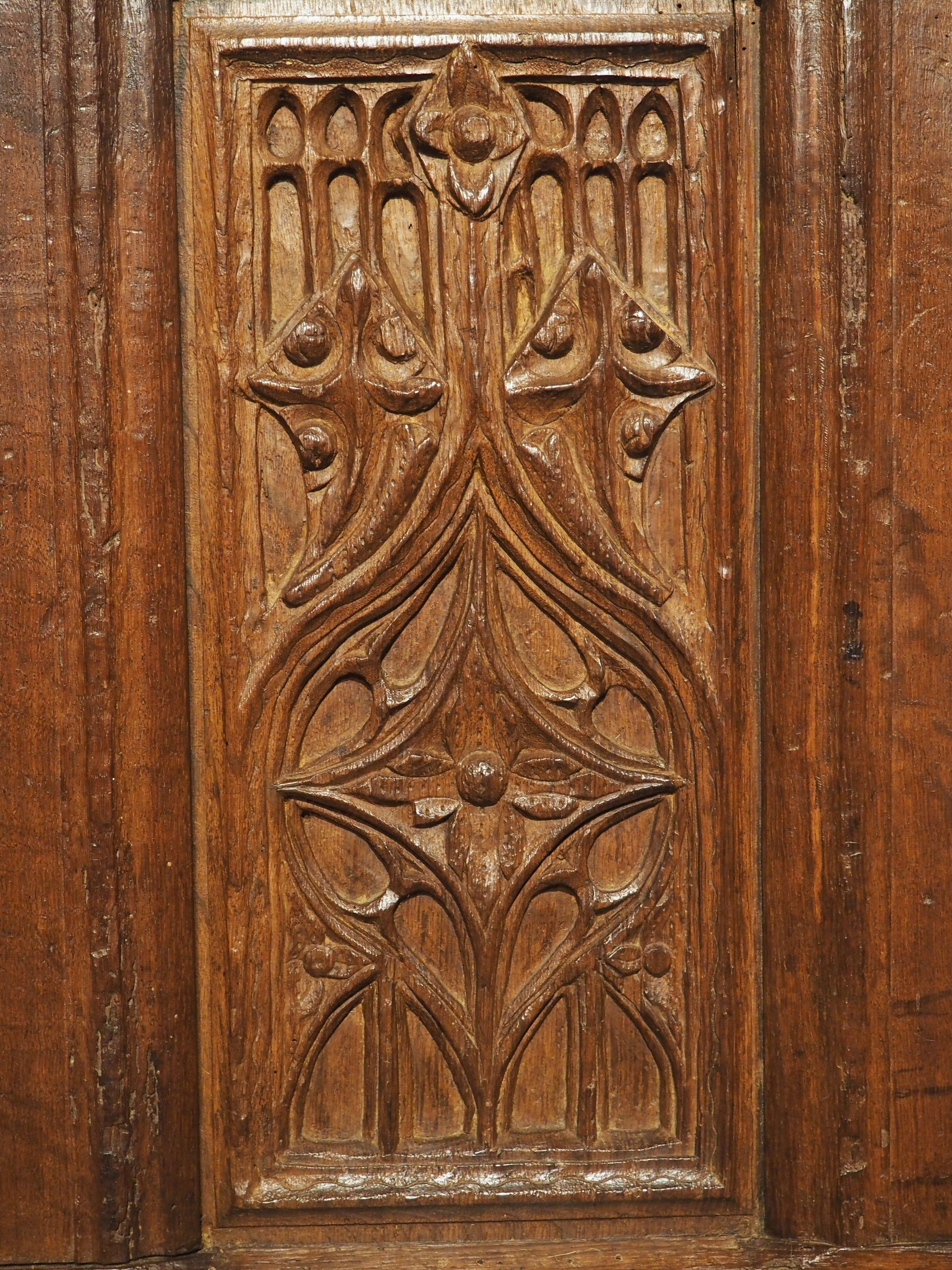 Façade de coffre en chêne d'époque gothique de Picardie France, vers 1550 en vente 5