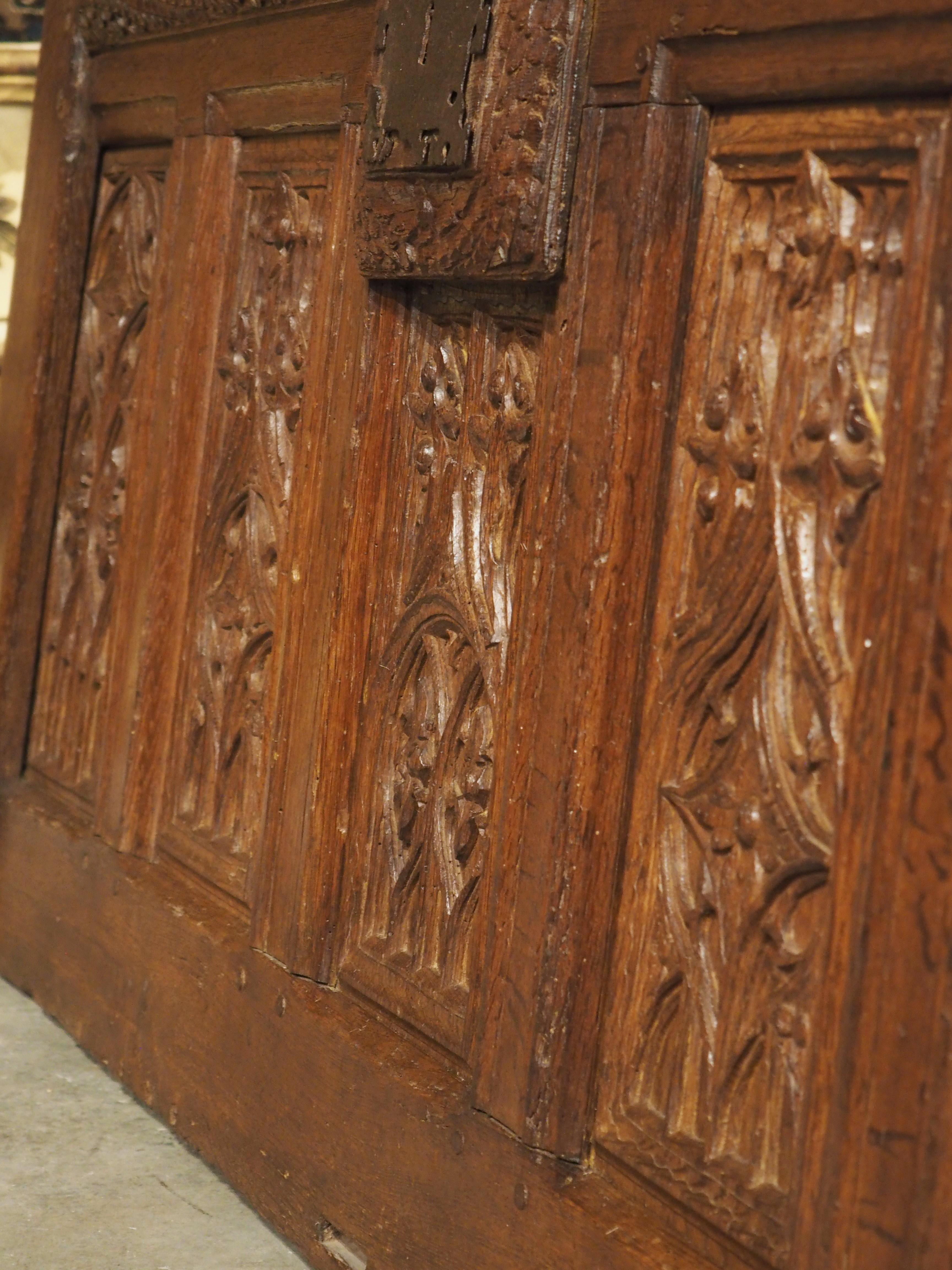 Façade de coffre en chêne d'époque gothique de Picardie France, vers 1550 en vente 9