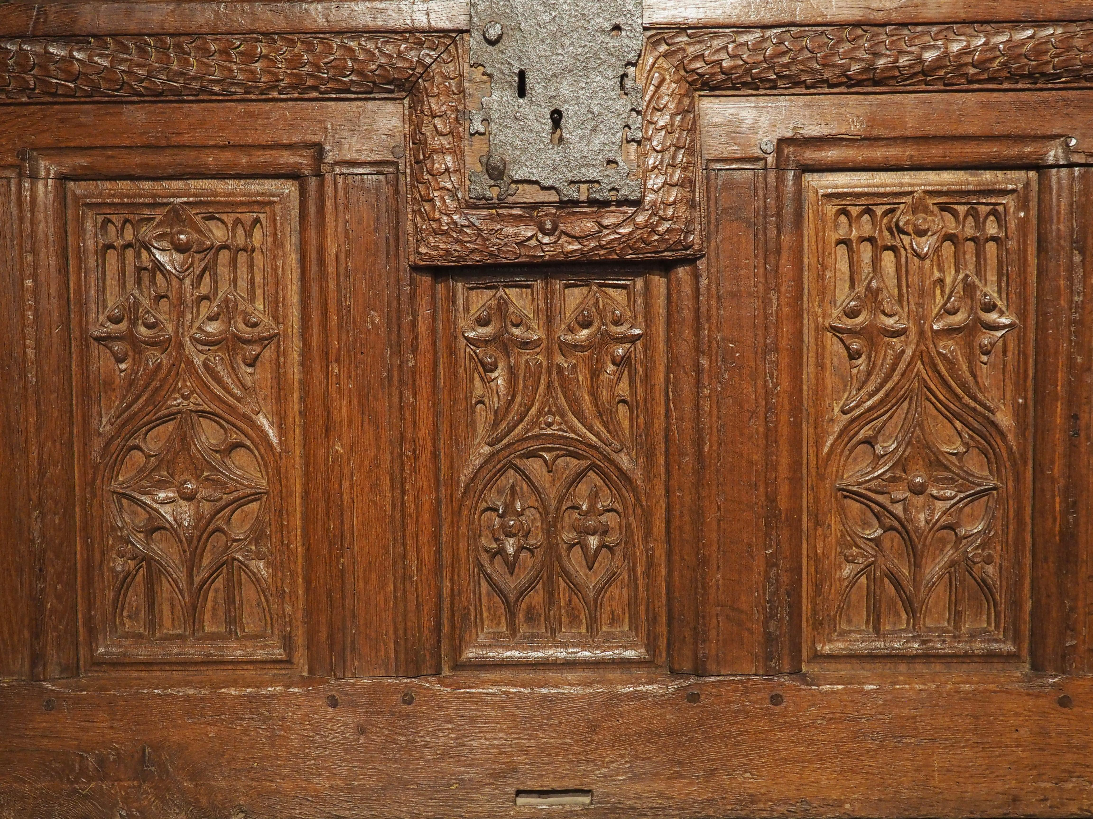 Façade de coffre en chêne d'époque gothique de Picardie France, vers 1550 Bon état - En vente à Dallas, TX