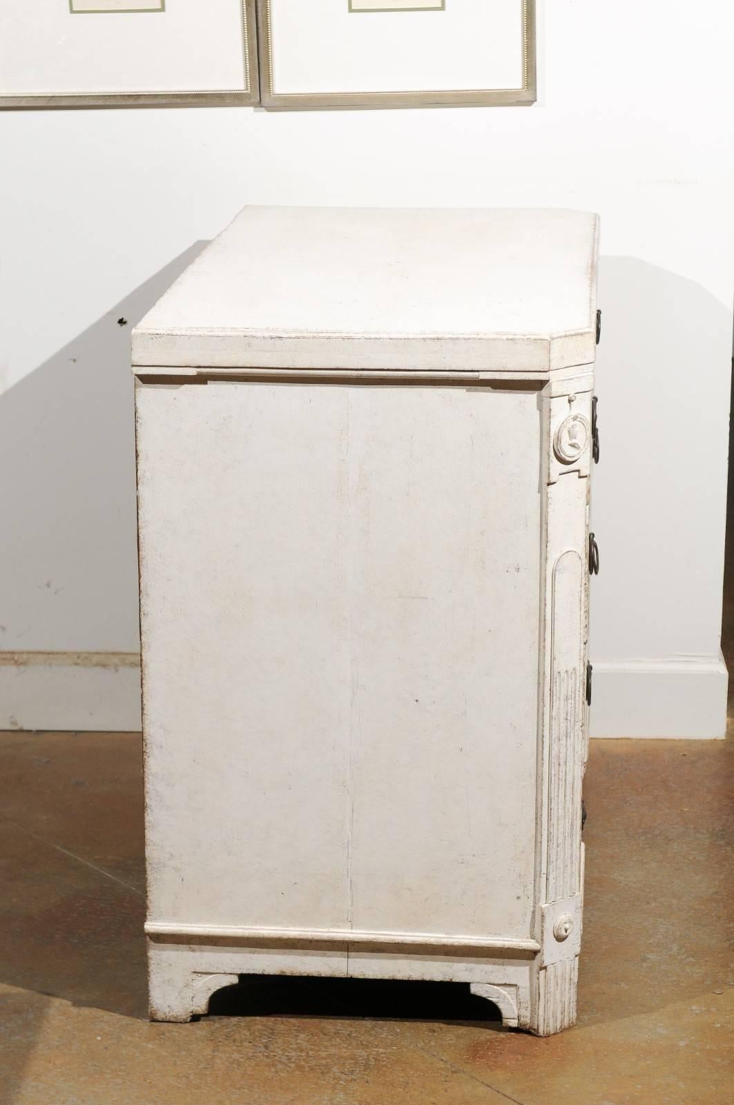 Period Gustavian 1780s Swedish Painted Breakfront Commode with Carved Medallions For Sale 4