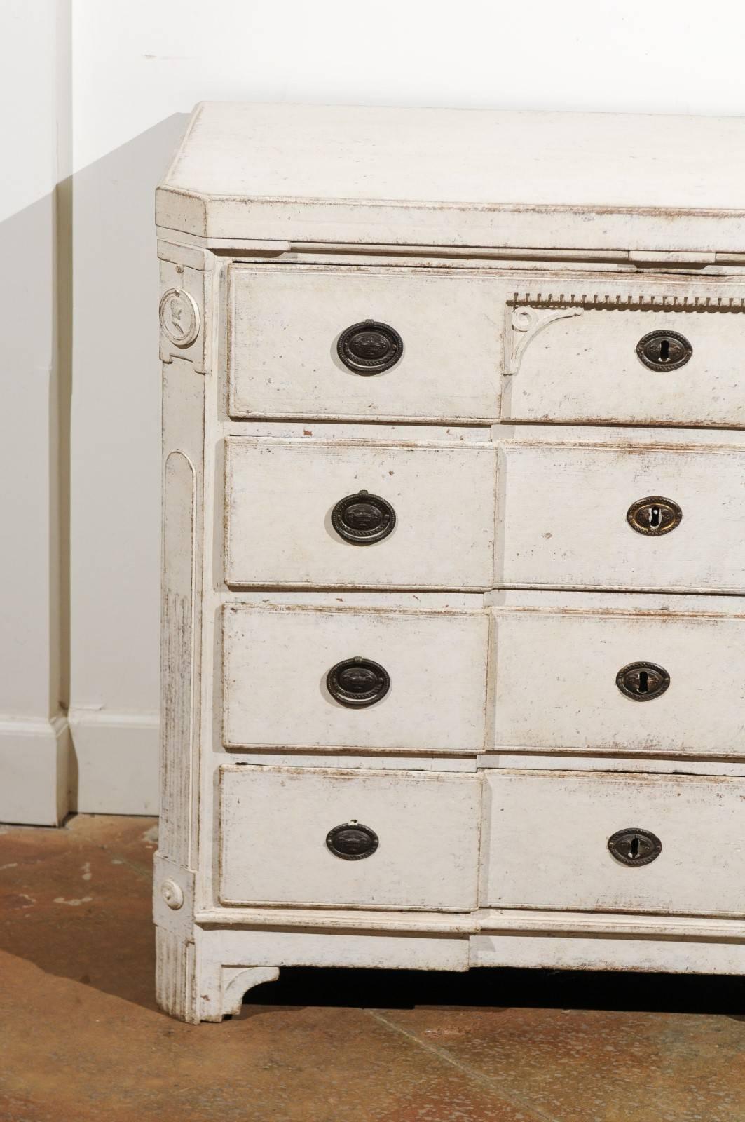 Period Gustavian 1780s Swedish Painted Breakfront Commode with Carved Medallions In Good Condition For Sale In Atlanta, GA
