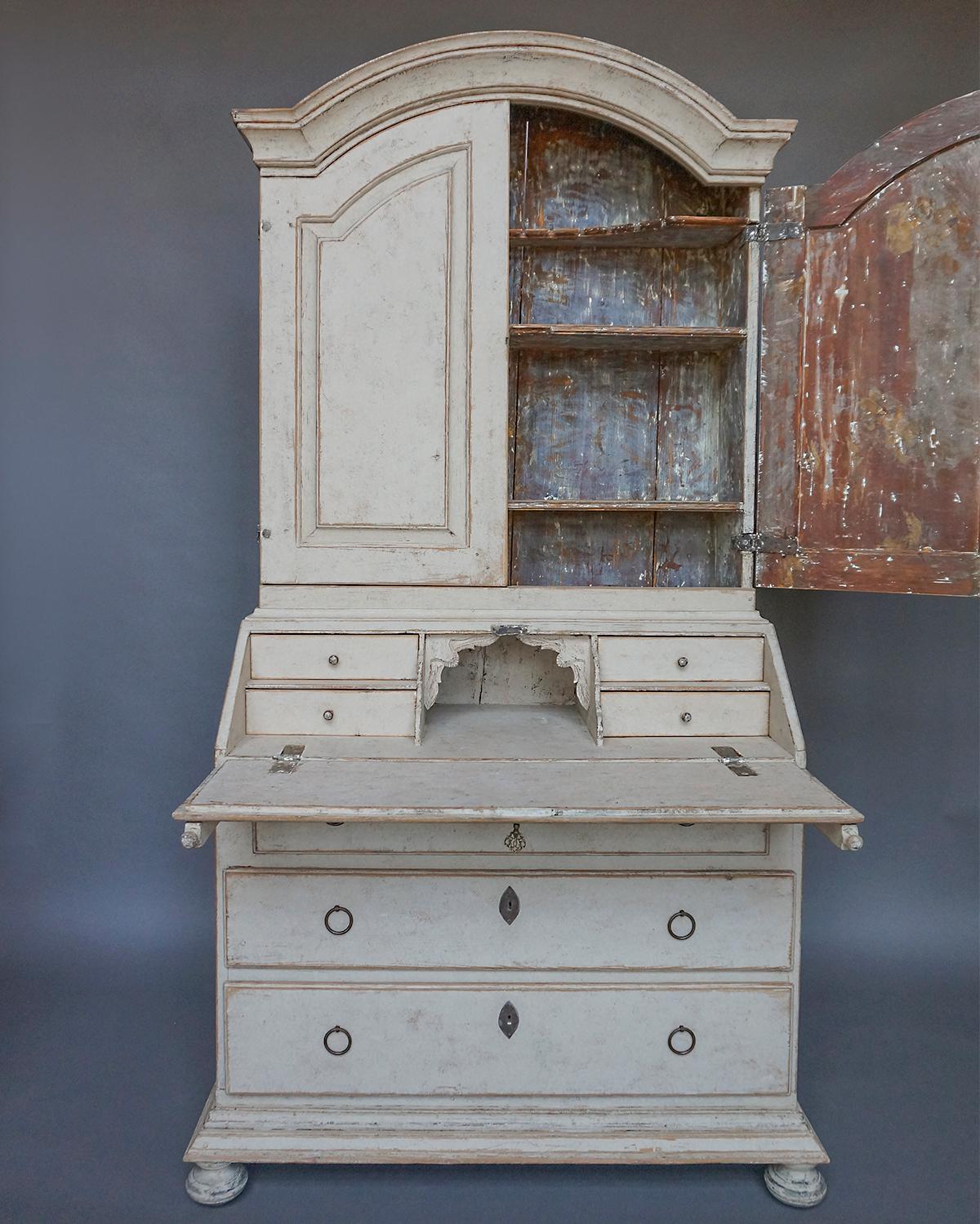 Period Gustavian Secretary with Library In Good Condition In Great Barrington, MA