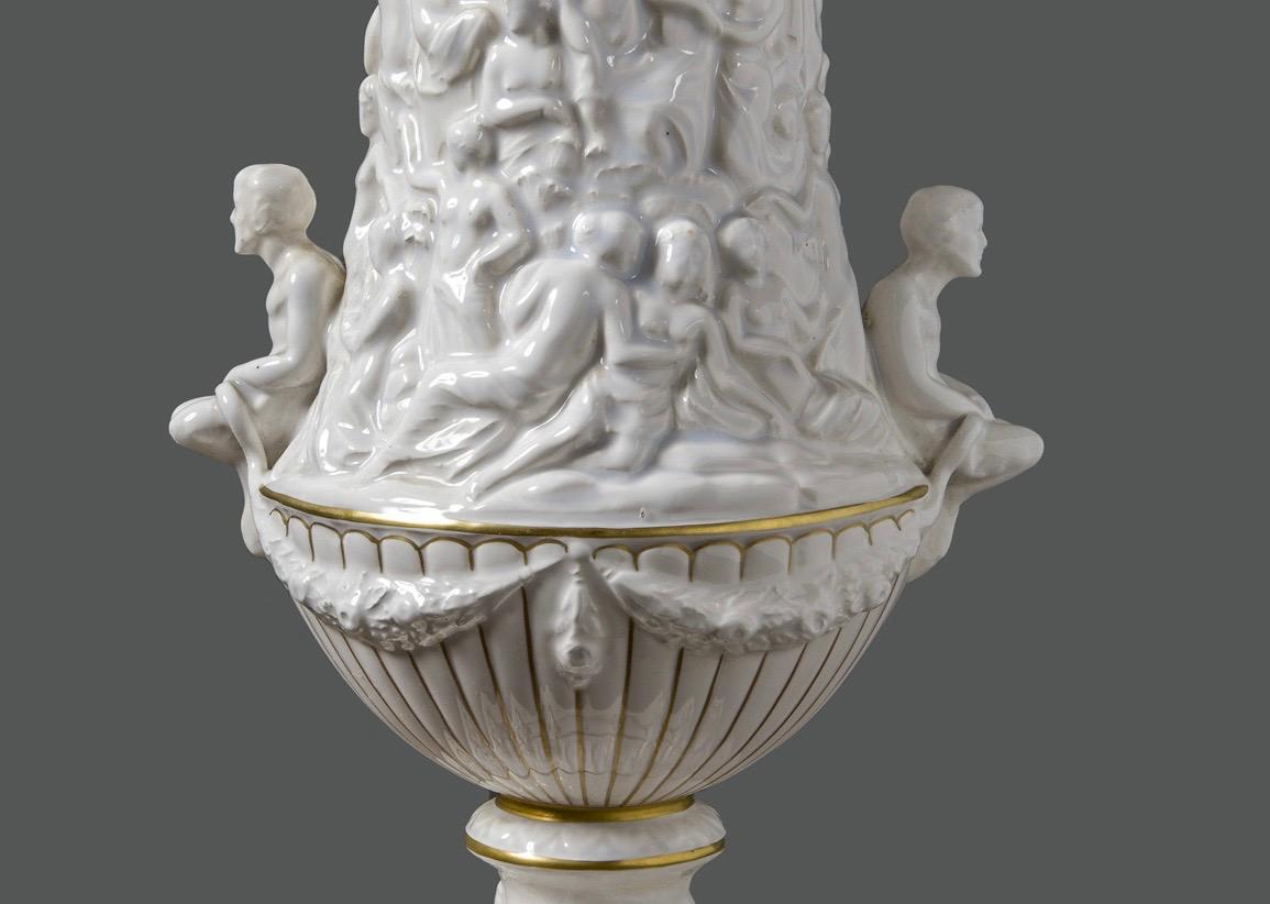 A beautiful and elegant Medici-type vase in white glazed ceramic in perfect condition.
It presents a prestigious decoration in pure gold leaf on the edges.
This is an important work by the celebrated Capodimonte manufactory in pure Empire style
It