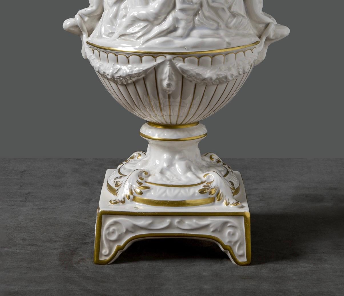 Period Italian Capodimonte Signed Ceramic Vase In Good Condition For Sale In Roma, IT