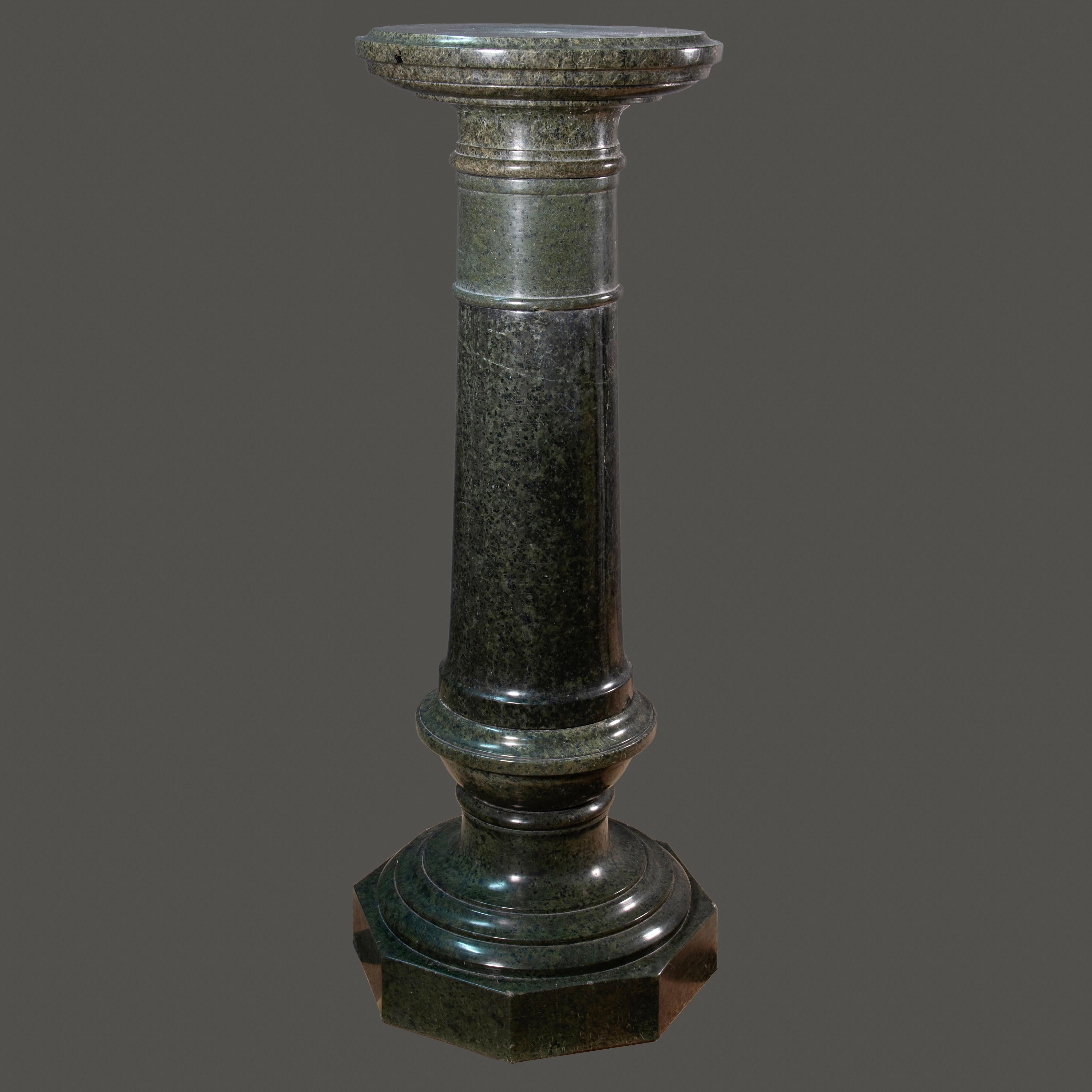 Period Italian Green Marble Column In Good Condition In Roma, IT