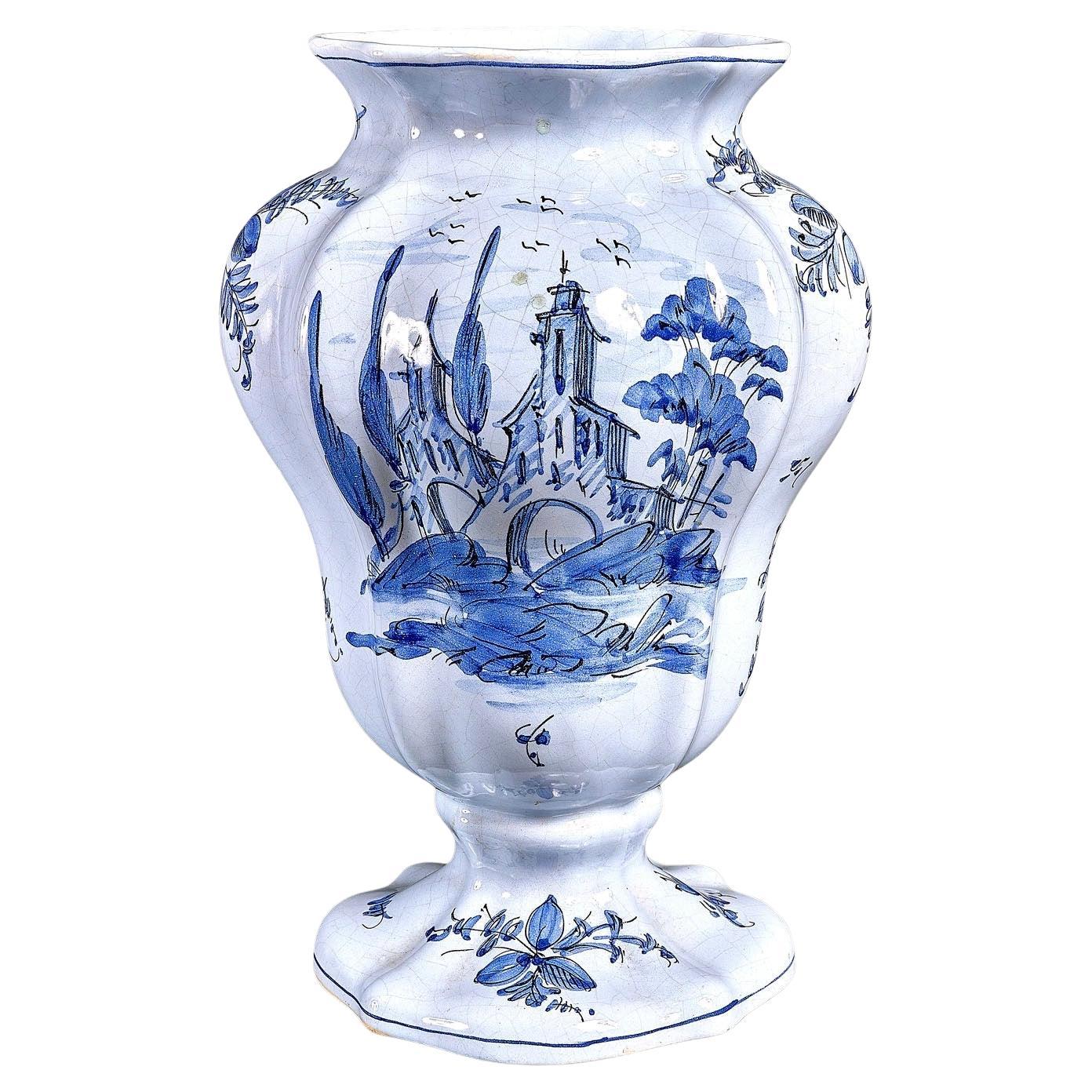 Schöne und seltene italienische Keramikvase der bedeutenden Florentiner Firma Cantagalli
Wunderbares Beispiel für antike italienische Majolika-Keramik um 1880. 
Signatur Hahn oder Cockerel auf der Rückseite der Urne.
Die Vase ist handbemalt mit