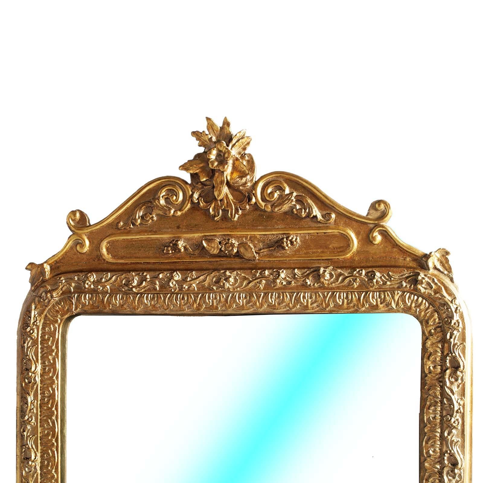 Abuot this mirror
Mirror attributable to the school of Andrea Brustolon
This Louis XIV period mirror features rich and diffuse elegantly carved motifs. They are floral motifs, the acanthus leaves, the geometric motifs. Everything is more delicate
