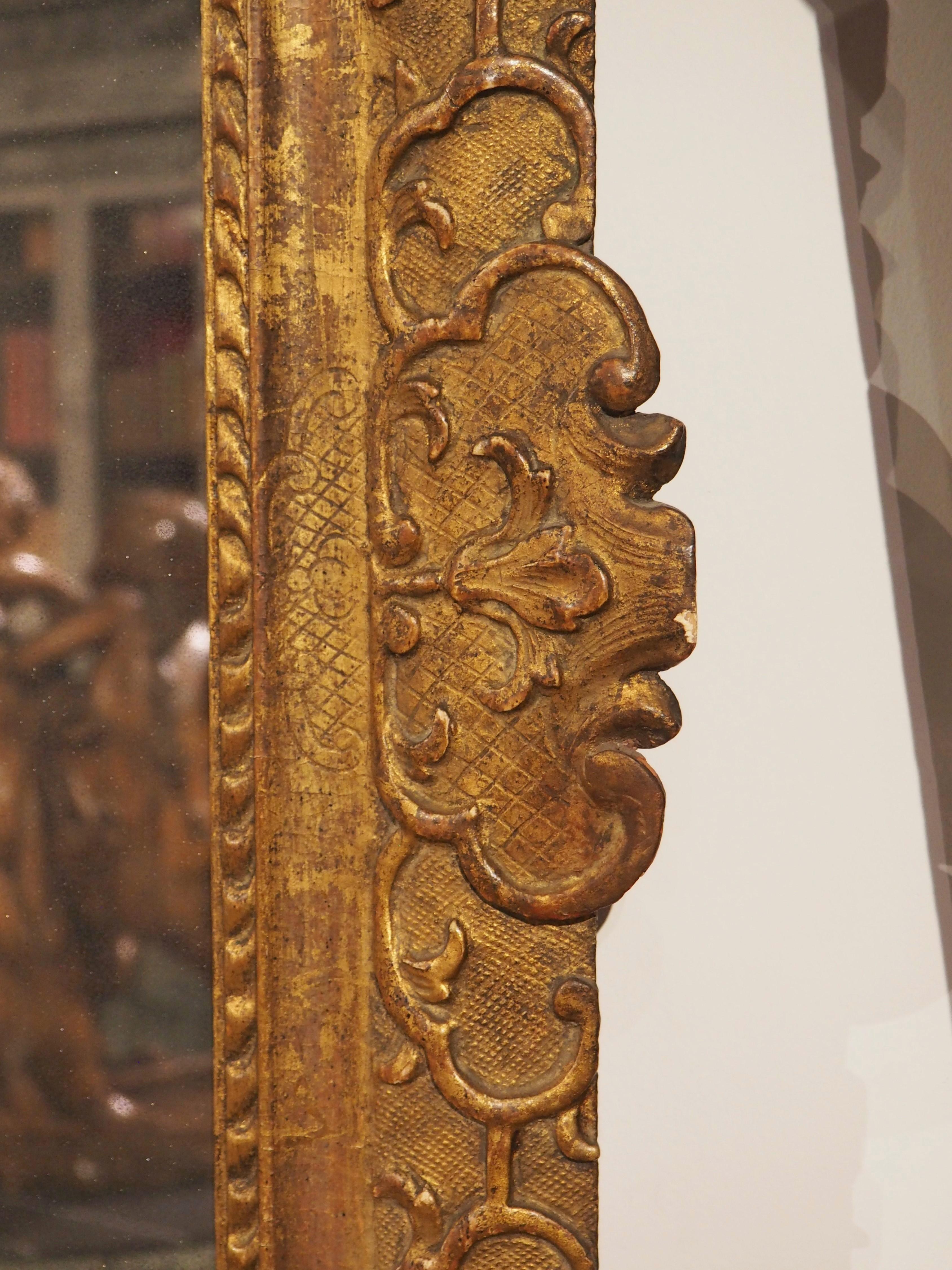 Français Miroir d'époque Louis XIV en bois doré de Provence, France, vers 1700 en vente