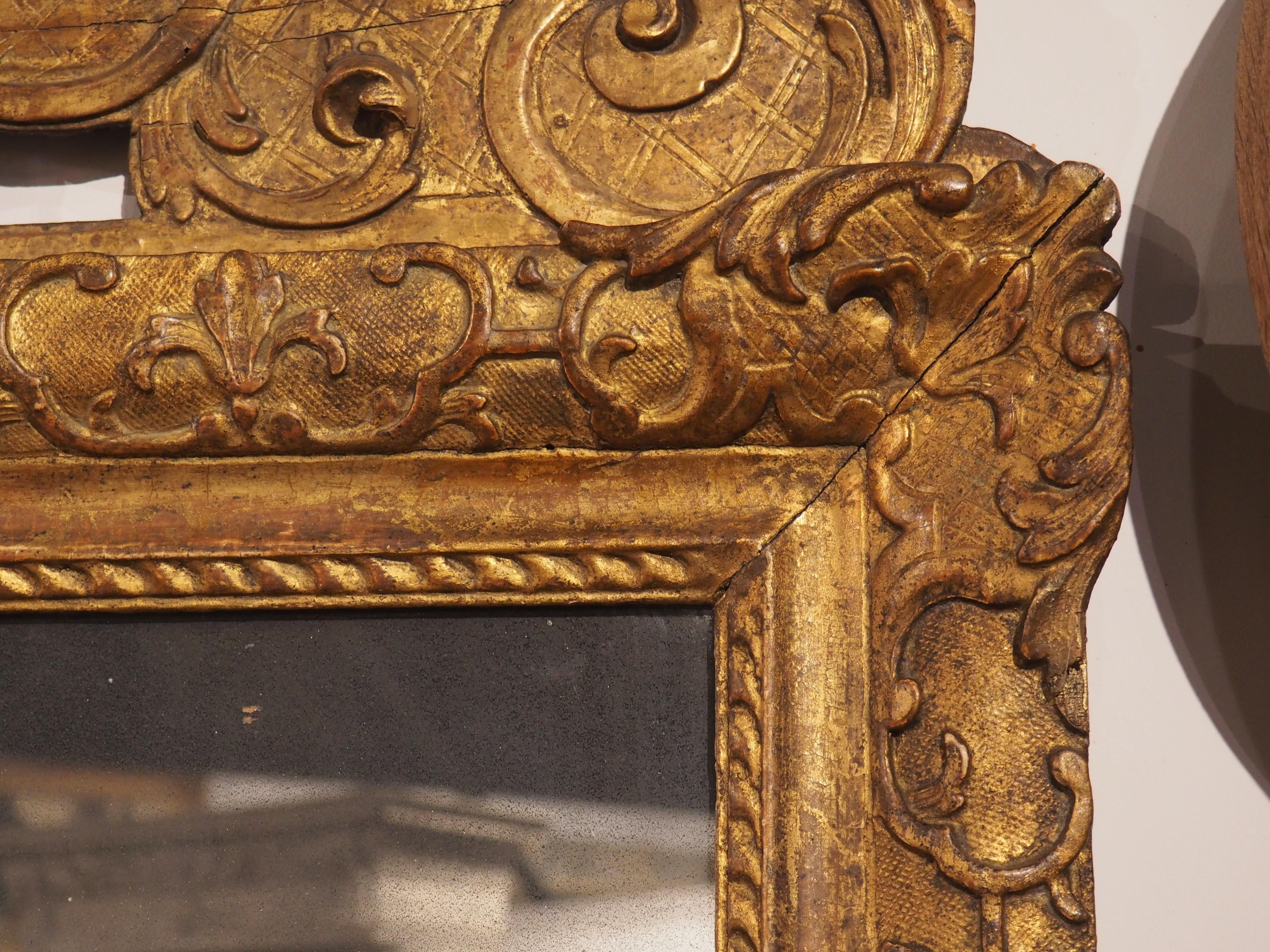 Sculpté à la main Miroir d'époque Louis XIV en bois doré de Provence, France, vers 1700 en vente