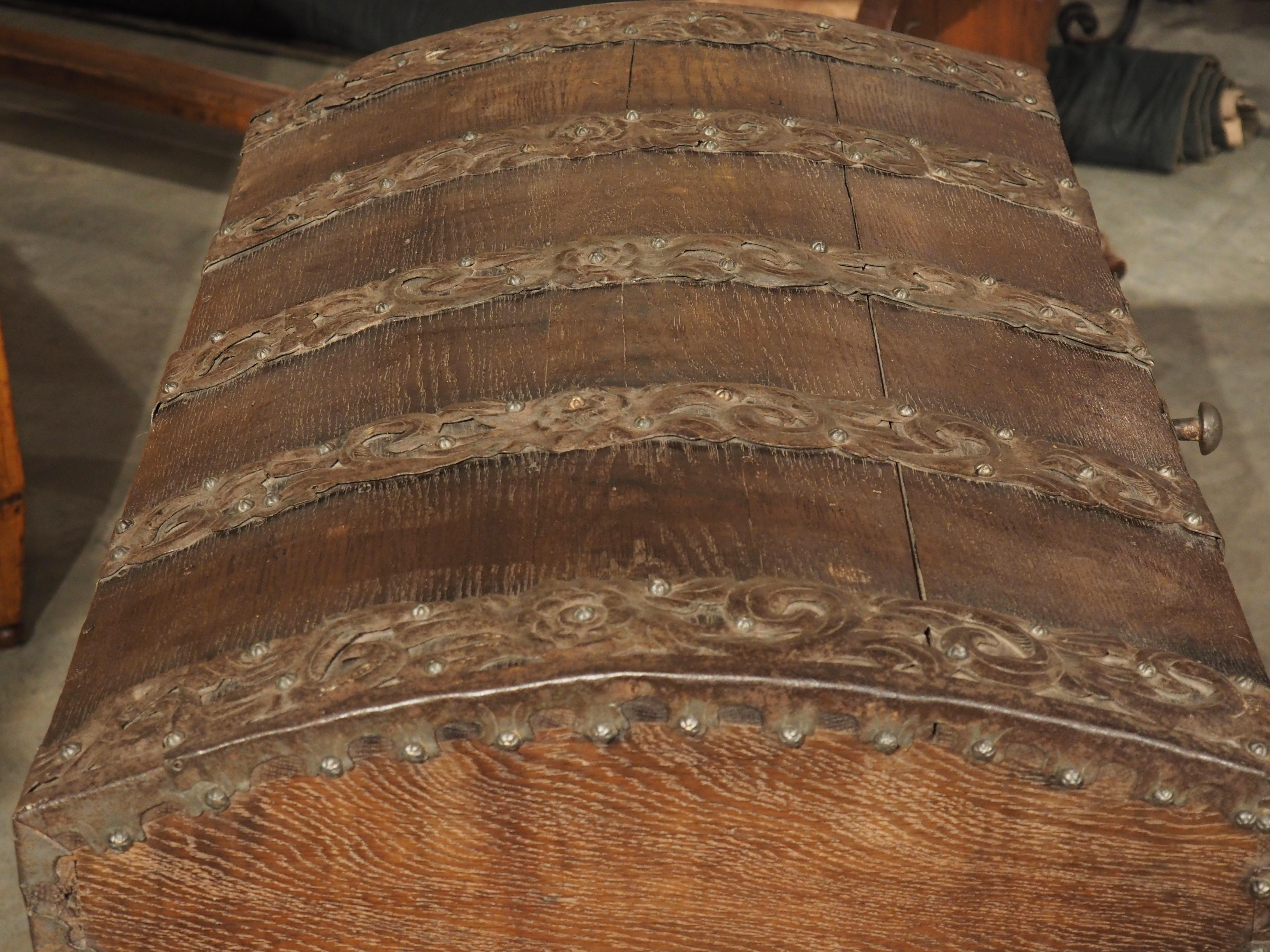 Coffre à dôme en chêne et en fer d'époque Louis XIV, nord-est de la France, vers 1700 en vente 6