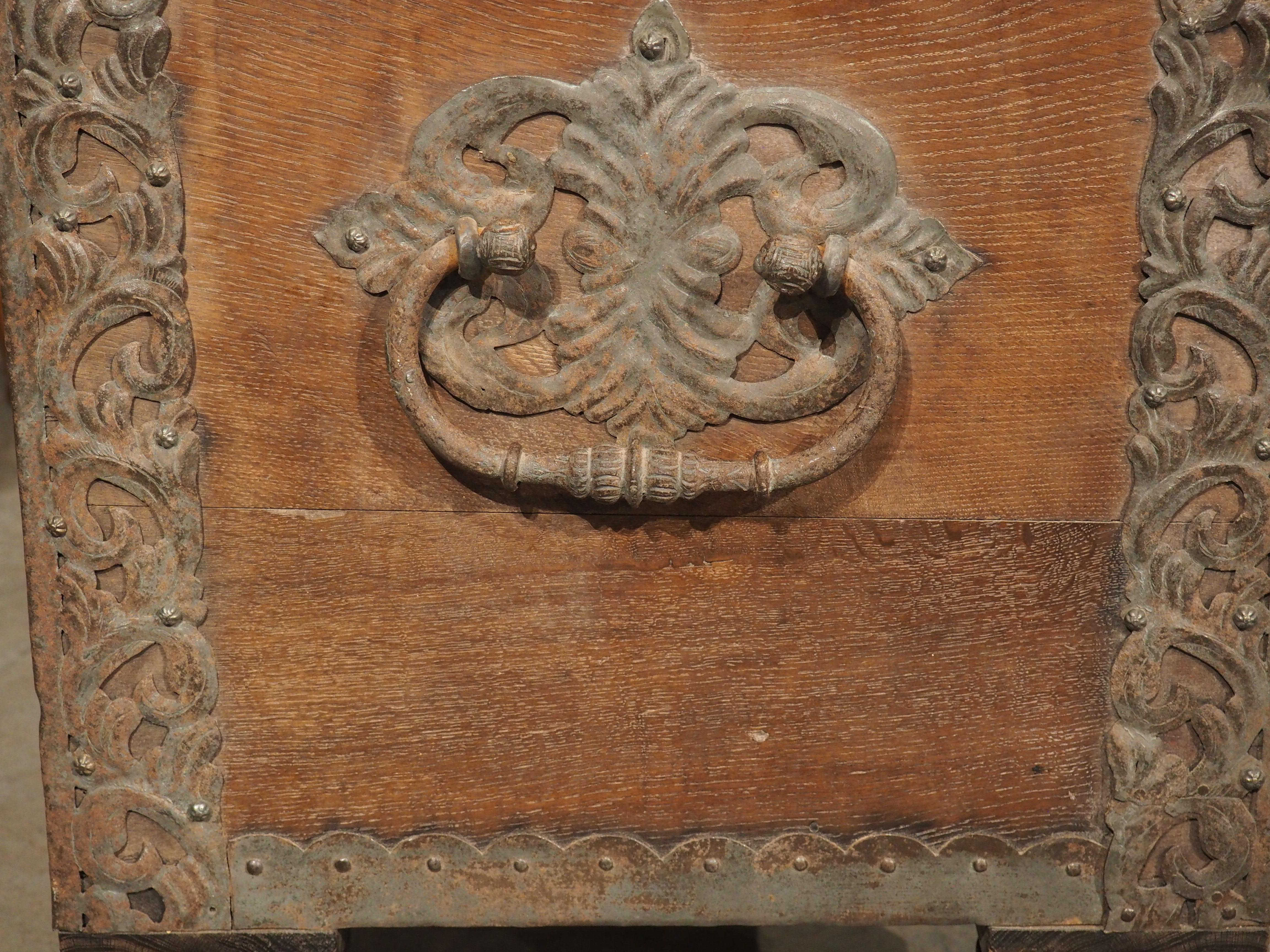 Coffre à dôme en chêne et en fer d'époque Louis XIV, nord-est de la France, vers 1700 en vente 7