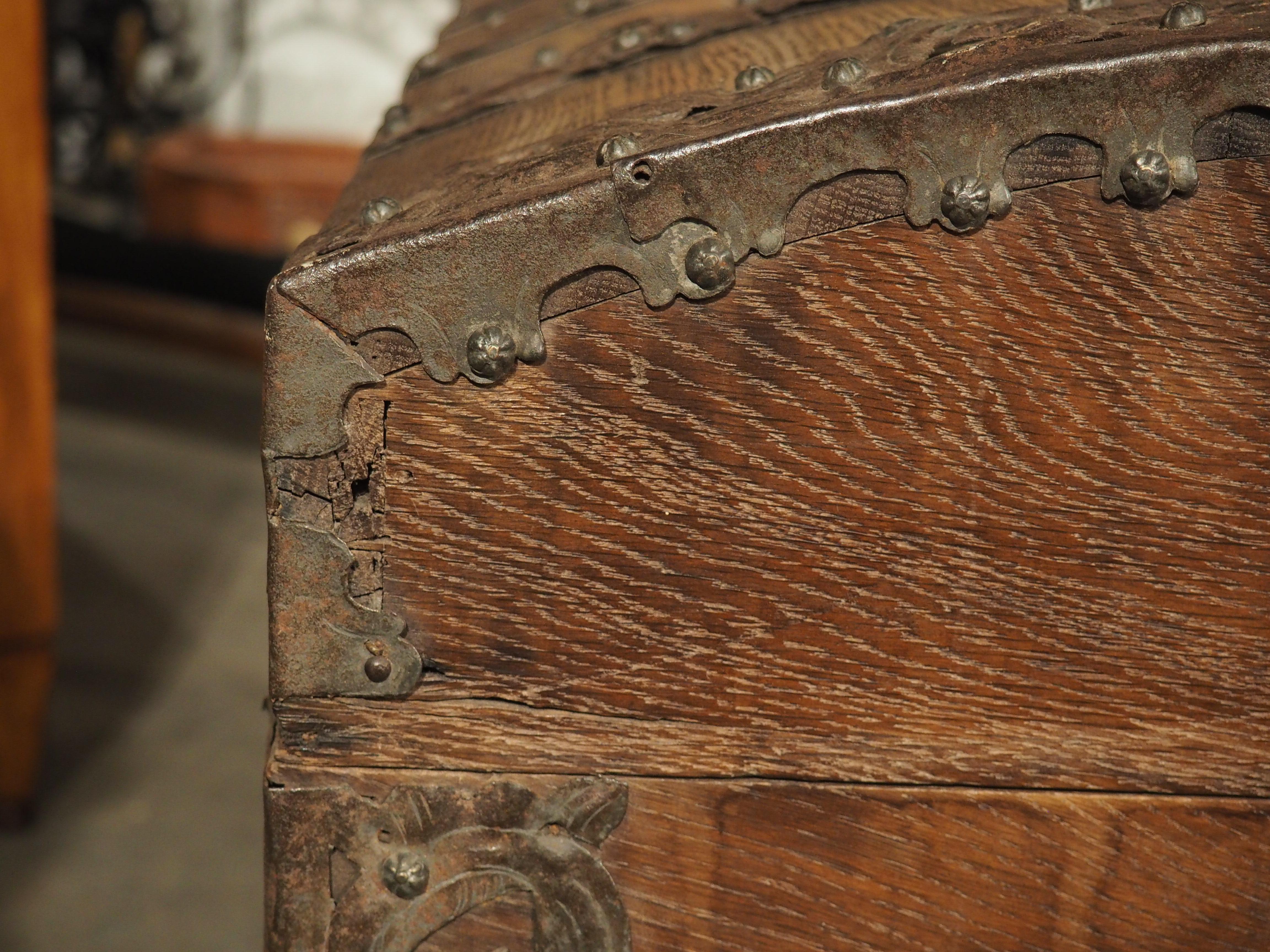 Coffre à dôme en chêne et en fer d'époque Louis XIV, nord-est de la France, vers 1700 en vente 8