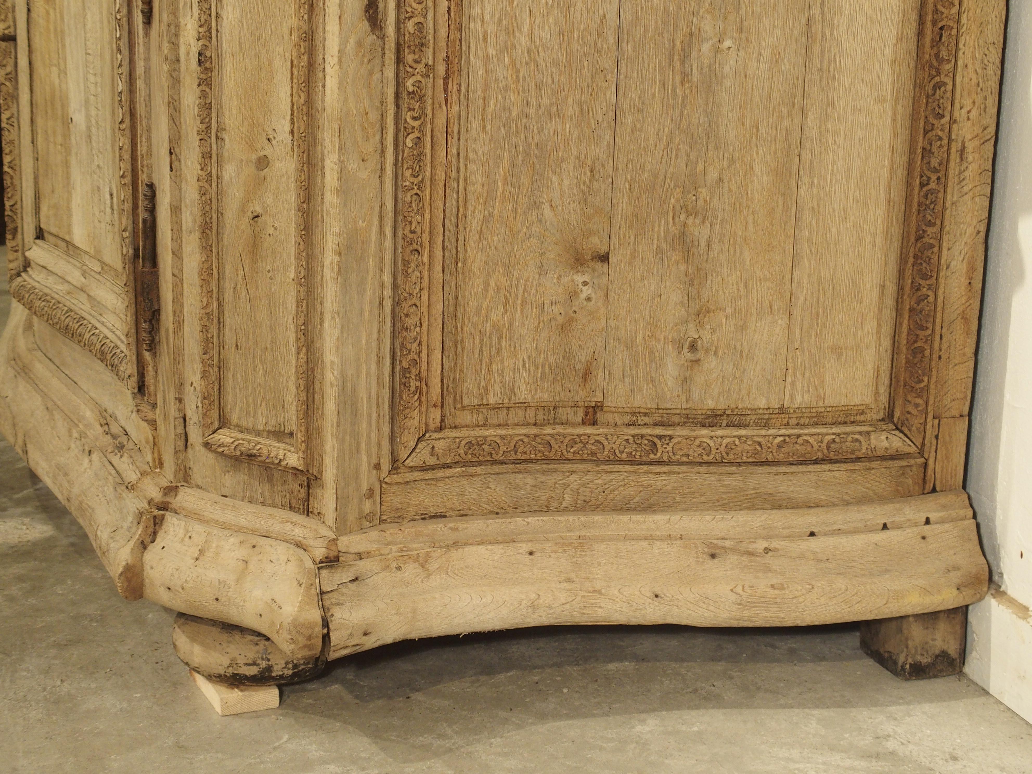 Buffet in quercia spogliata d'epoca Luigi XIV dalla Francia, circa 1700 in vendita 8