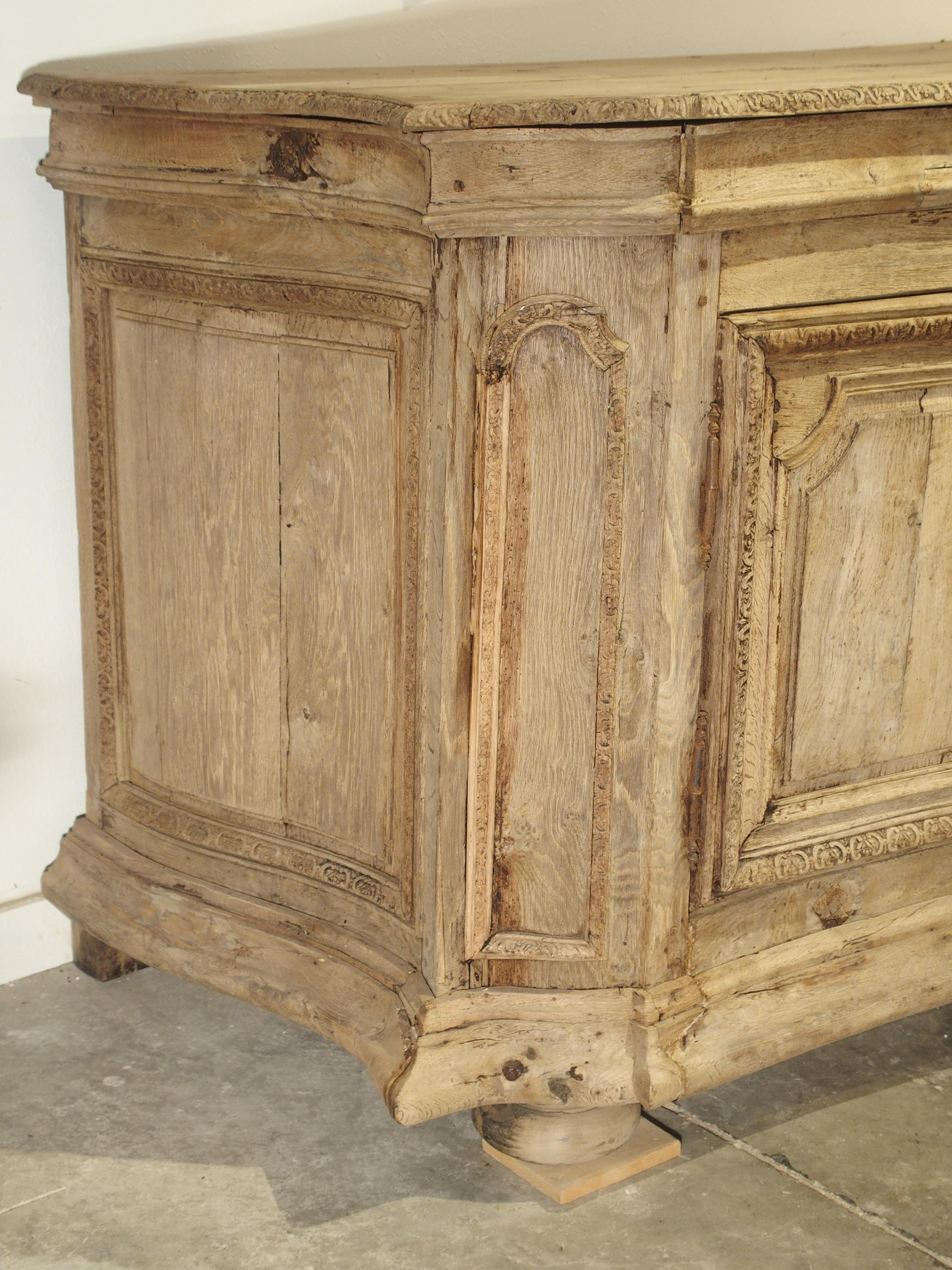 Ce fabuleux buffet d'époque Louis XIV (le Roi Soleil) a été fabriqué en chêne européen et décapé à un moment donné de son histoire. Sous le règne de Louis XIV (1643-1715), les fabricants de meubles considéraient le chêne comme le bois par excellence