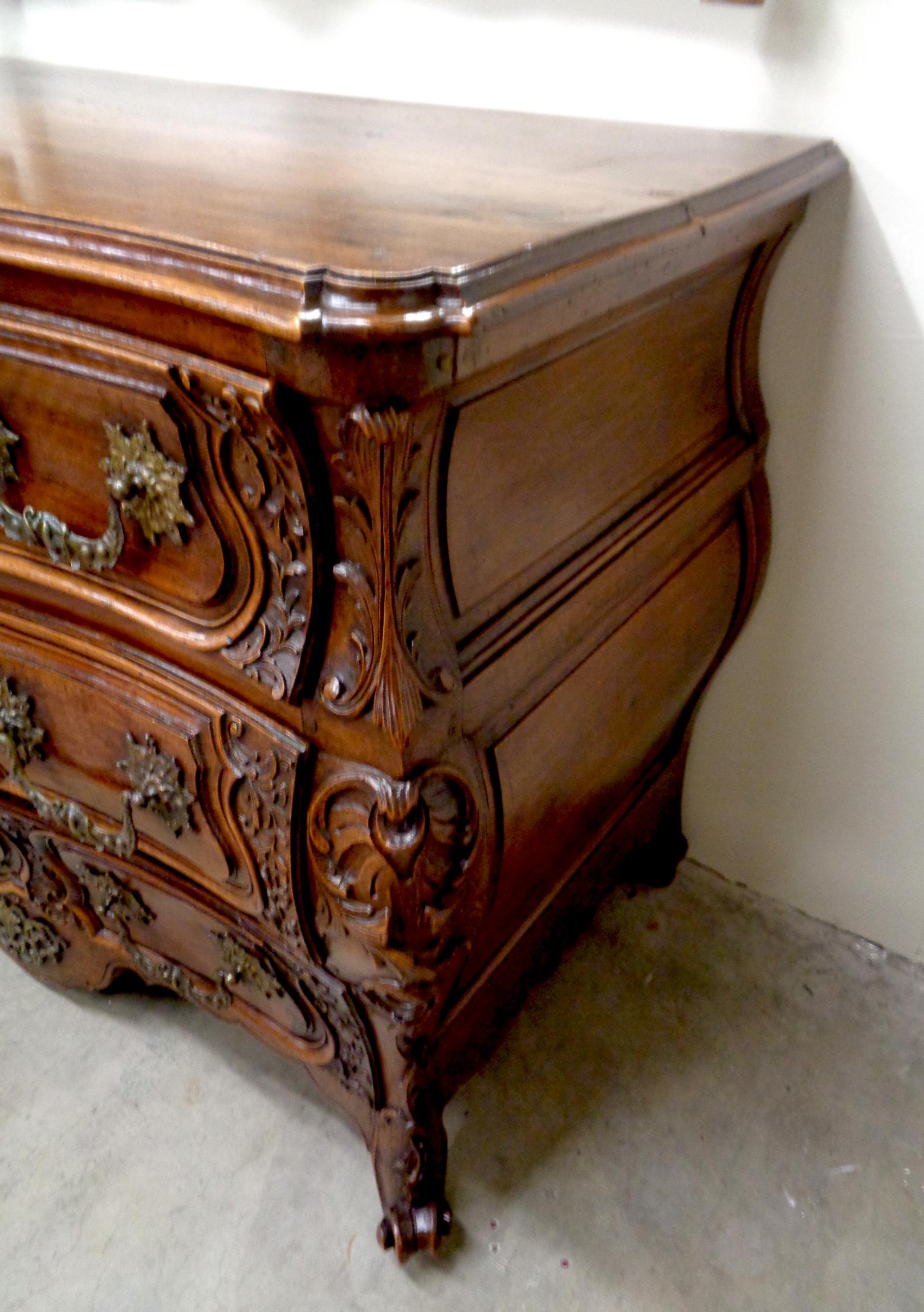 Period Louis XV Chateau French Walnut Lyonnaise Commode In Excellent Condition For Sale In West Hollywood, CA
