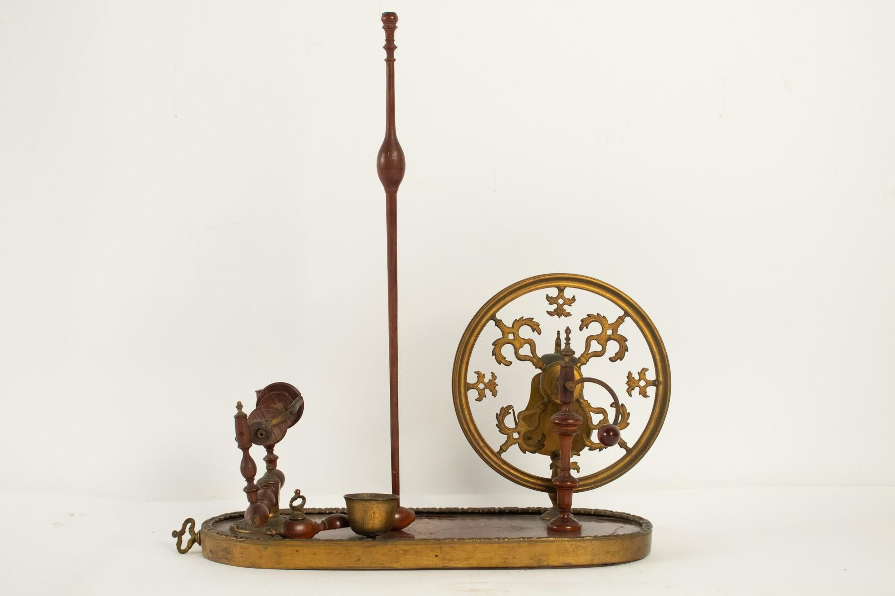 Period Louis XV Spinning Wheel in Rose Wood, Violet Wood, and Gold Gilt In Good Condition In Saint-Ouen, FR