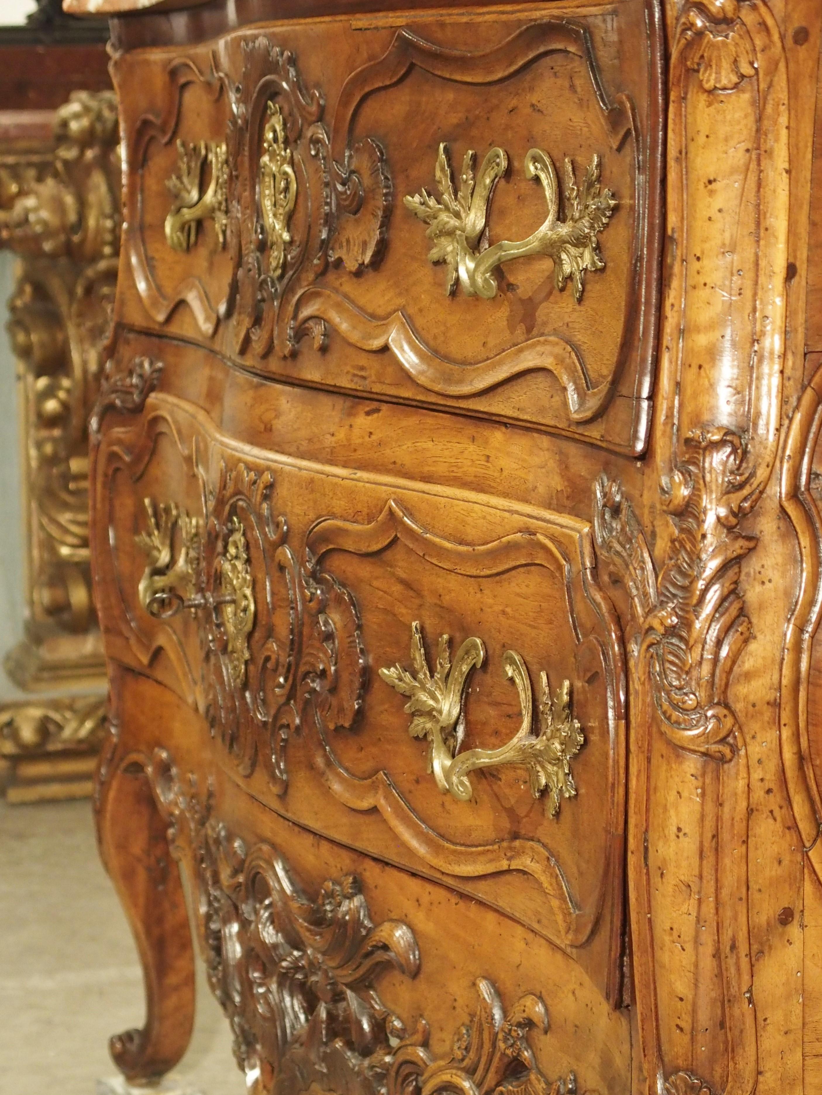 Period Louis XV Walnut Wood Commode ‘Sauteuse’ from Nimes, France, circa 1740 8